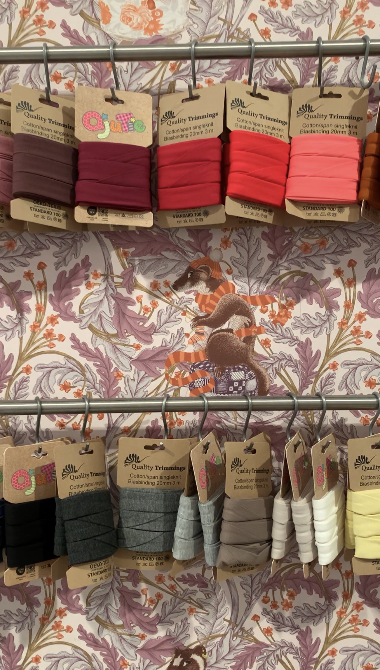 motif papier peint belatrix potter lil weasel tricot couture illustration broderie belettes salon de thé boutique paris hermine