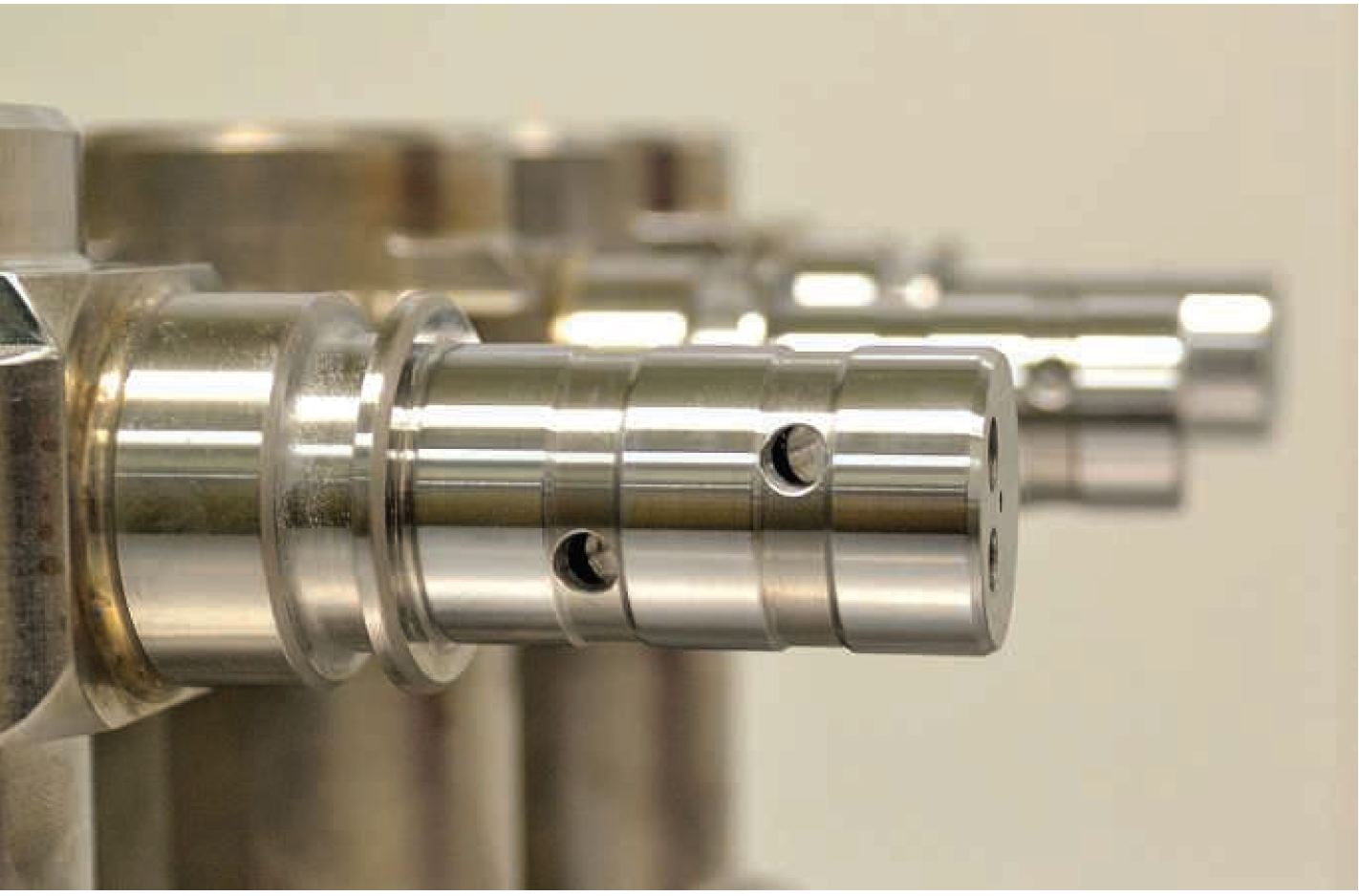 Columbia use their Studer S33 to grind high-value civil aircraft components.