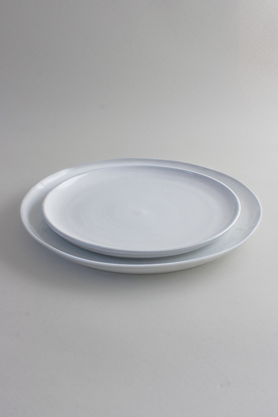 Assiettes blanches sans bords