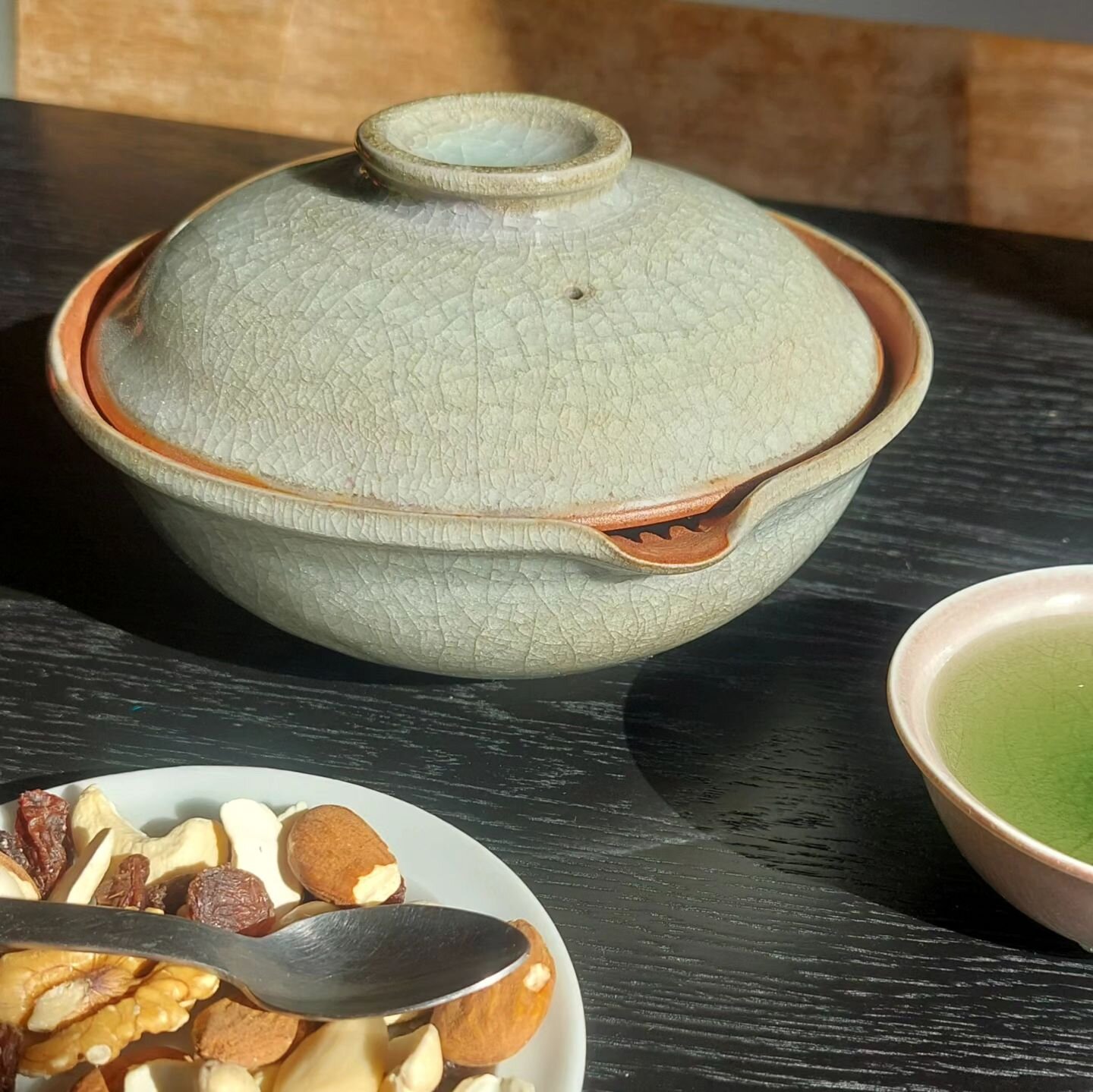 🫖 絞り出し shiboridashi
th&eacute;i&egrave;re japonaise pour le th&eacute; vert 

#shiboridashi #gyokuro #greentea #handmadeglaze #ceramicstudio #artisanatsuisse #clay #teapot #swissceramics