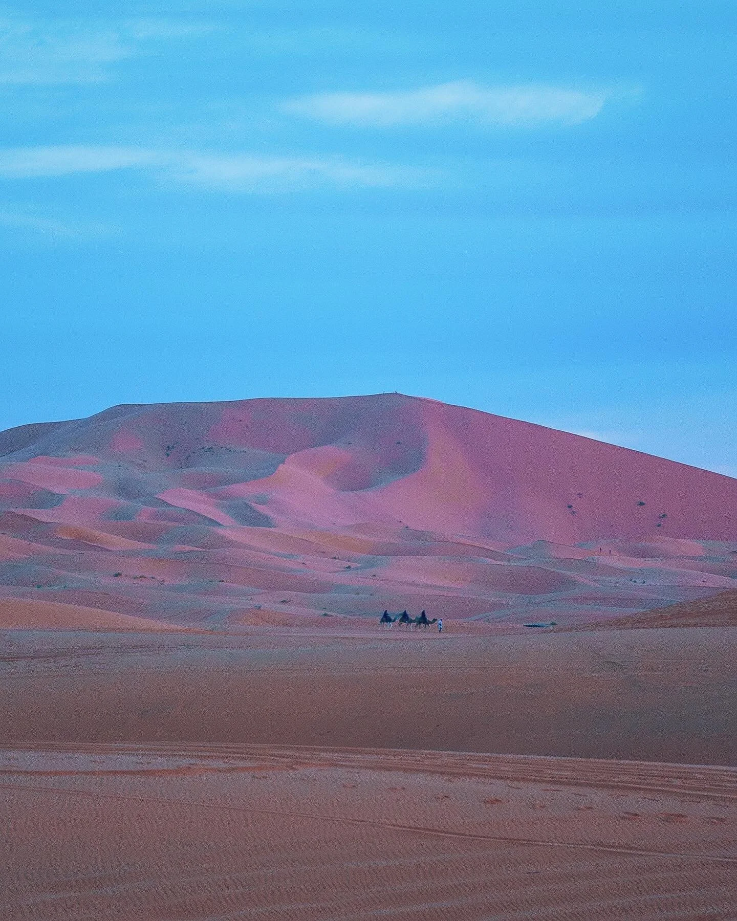 The first glimpse of the sun over the dunes of Sahara // Getting up at 6 am sucks. Getting up at 6 am on holiday sucks harder. Getting up at 6 am on holiday in a tent while it is 0 degrees outside sucks the hardest. But then, if you suck it up and ma