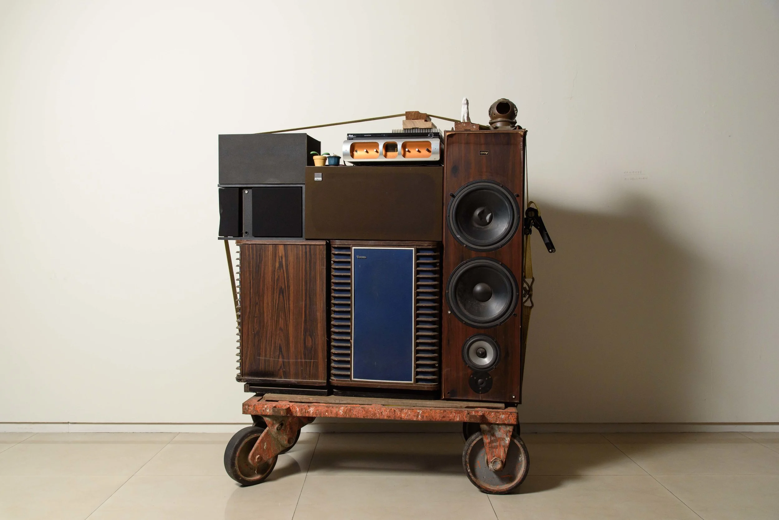  World-Class Surround Sound System  名稱：世界級環繞音響 媒材：木材、金屬、喇叭音響、/複合媒材 尺寸：約長約長160×寬80×高160公分 年代：2017。 