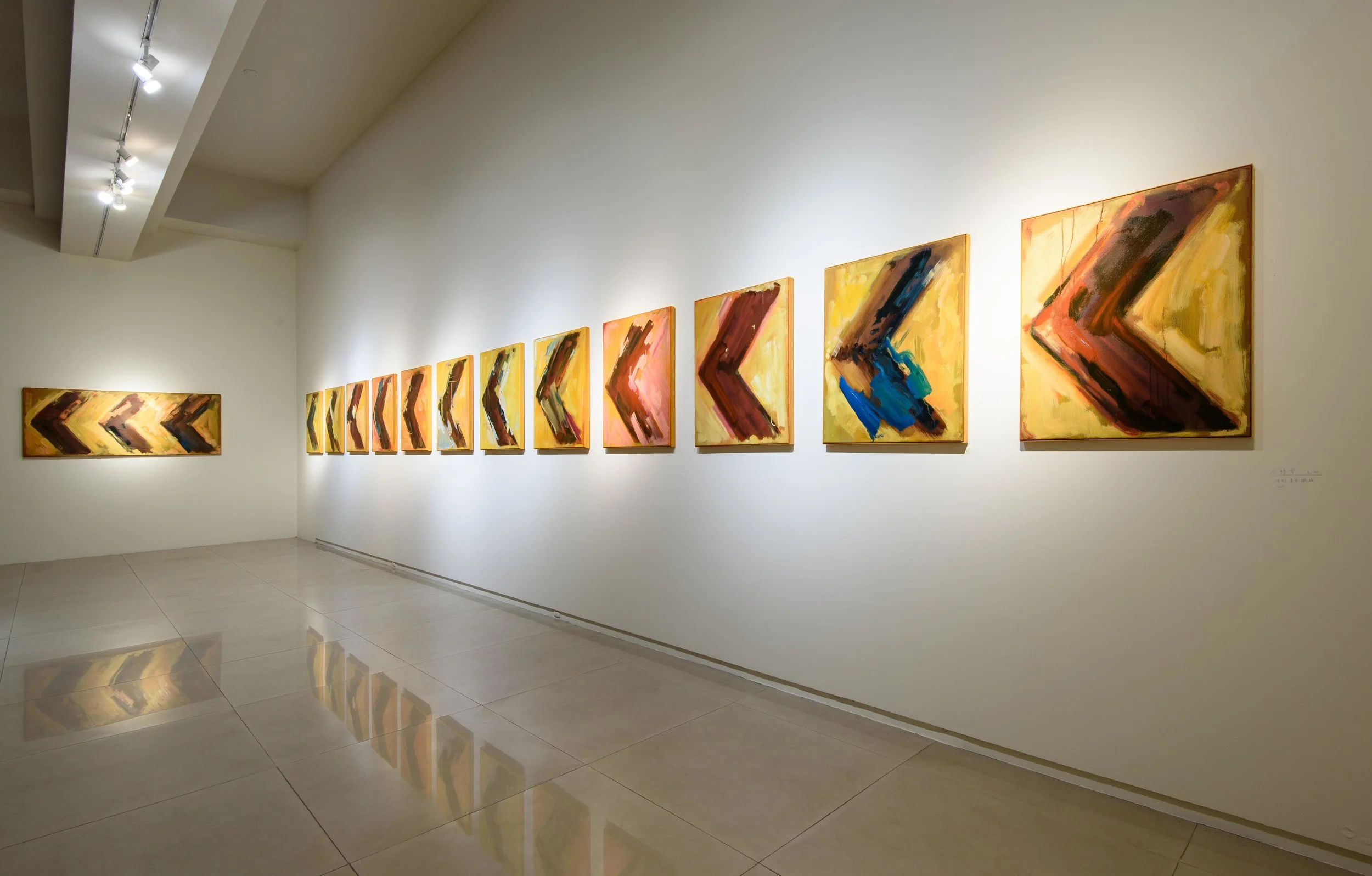  Left Turn 名稱：左轉彎媒材 媒材：油彩、畫布、鐵框 尺寸：尺寸依空間而定 年代：2017 