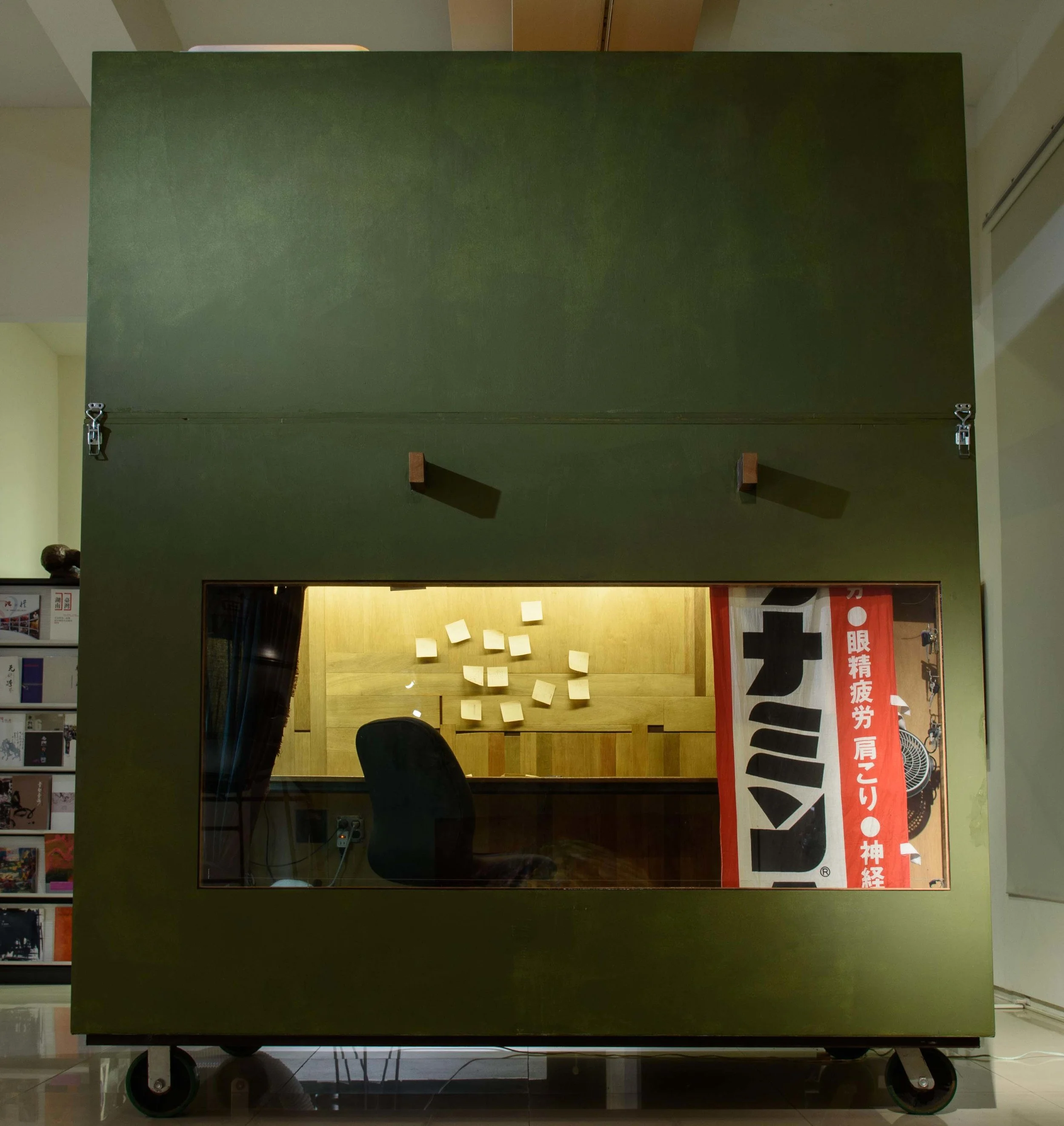  Small moving room 名稱：移動的小房間 媒材：木材、金屬、玻璃、生活用品/複合媒材 尺寸：約長270×寬160×高310公分 年代：2017 