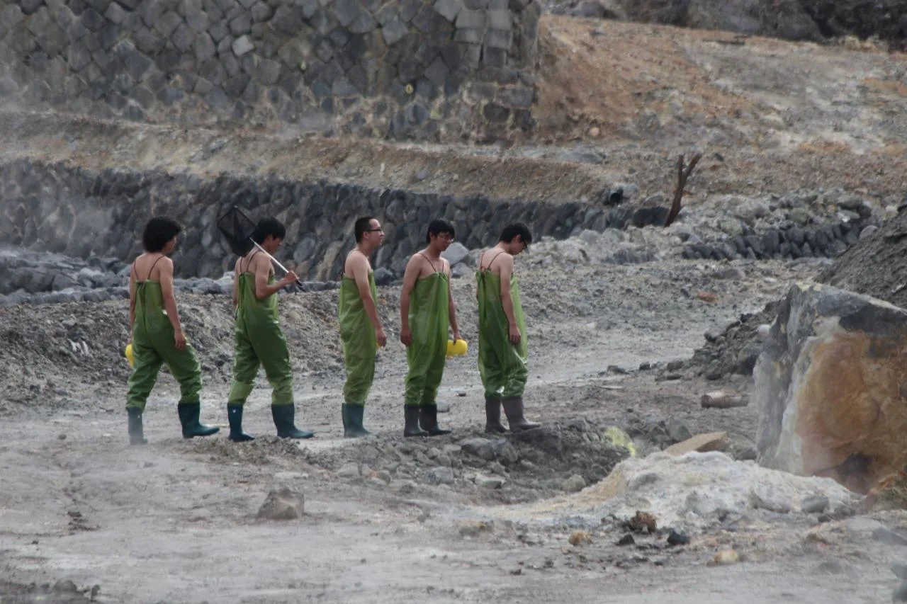  VIDEO: https://vimeo.com/16697220     藝術家：王世邦、石政哲、朱倩儀、吳其育、李承亮、陳亮璇、陳敬元、彭致穎、黃湧恩、黃莛㭹    海綿計畫 是由「復興漢工作室」於西元2009年發展在通俗媒體下自我放逐與隔離的臆想行為，為了ㄧ系列的展演計畫製造ㄧ座可移動的濳水艇和濳水裝備，將濳水艇視為精神載具，圍繞著它進行許多生活行動劇，而後將濳水艇進行多次改裝移動到許多不同的公共環境長時間的展出，陪伴大家渡過許多奇幻時光，載著世人濳入想像的世界~ 