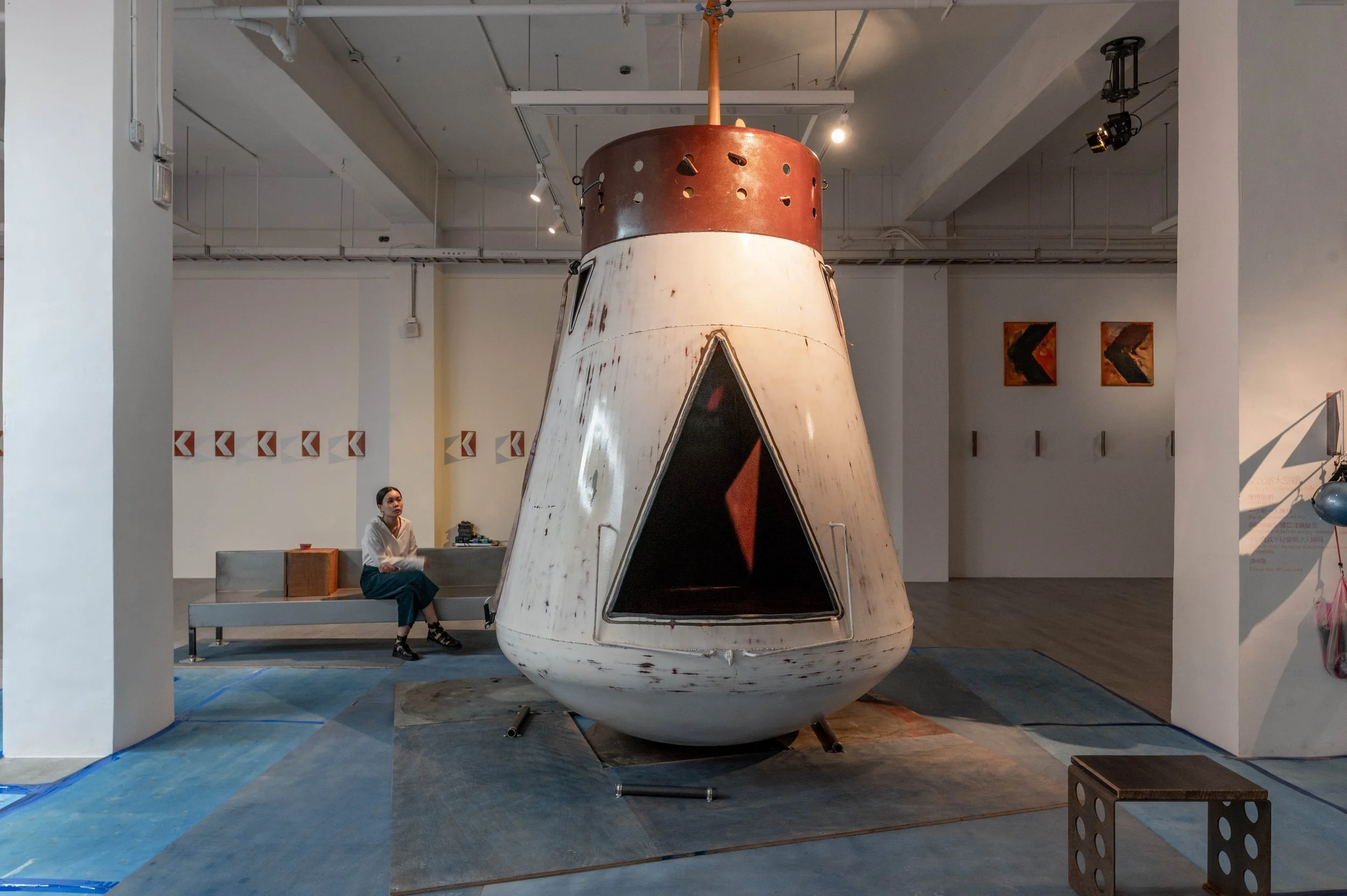 Abbey Space Capsule 2024 iron, wood, musical instruments, paint 216×216×296cm 