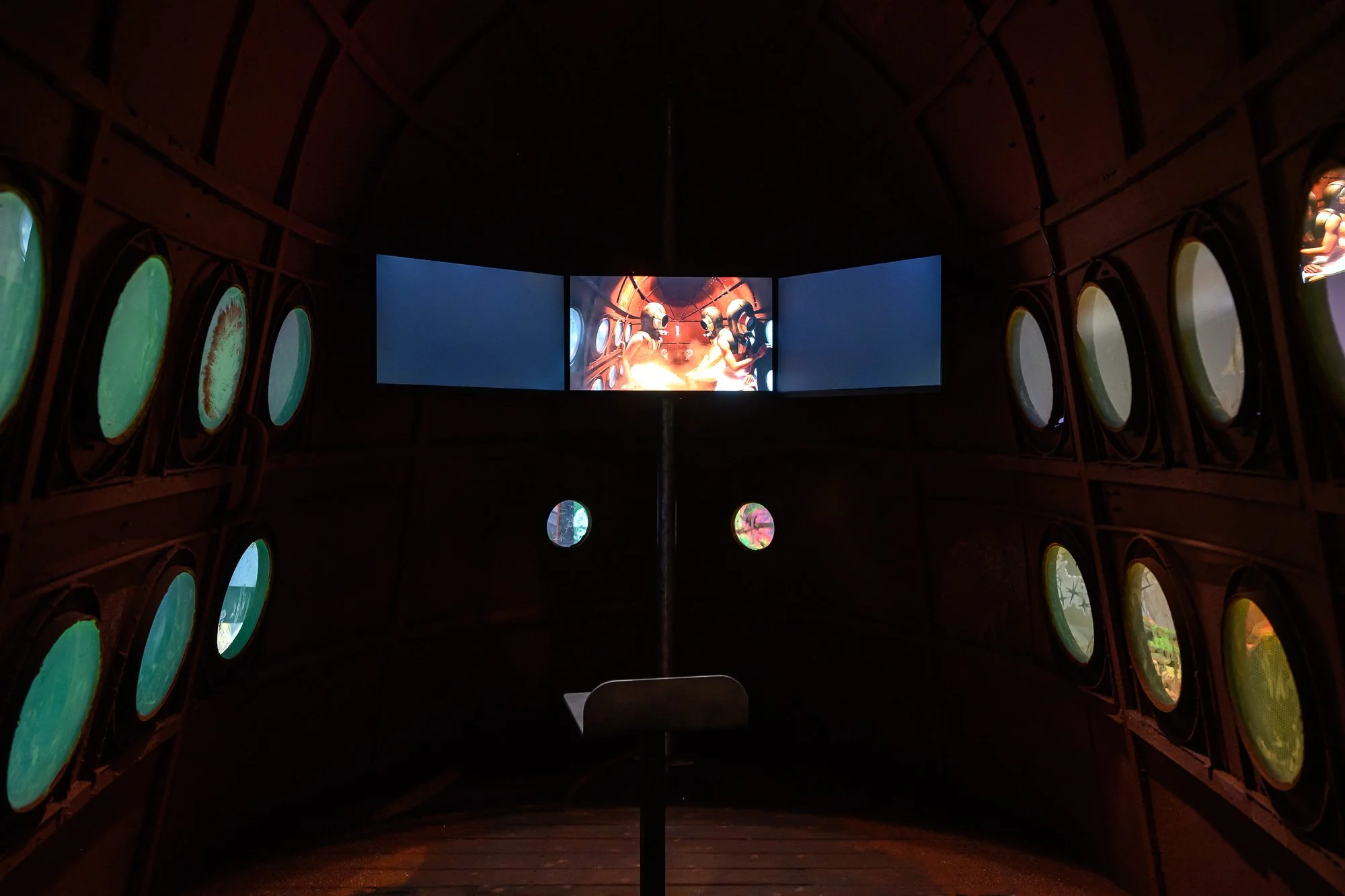 作品濳水艇內部桑拿浴影像裝置.jpg
