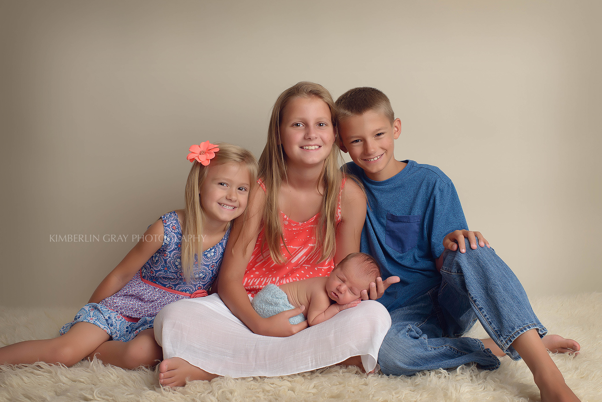 siblings with newborn