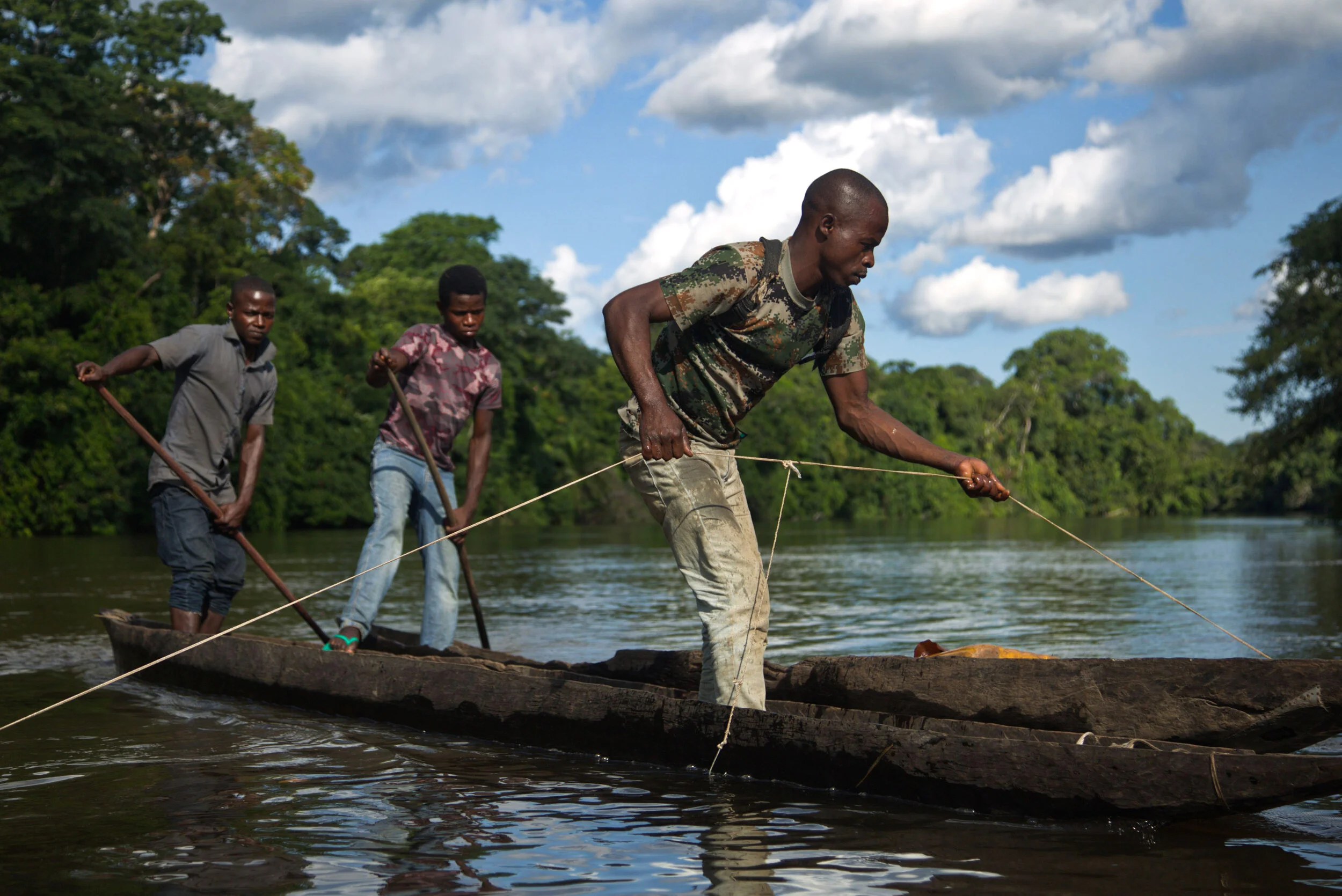 Fishermen pulling in their catch on the Mbaéré River, a tributary of the Lobaye River © Jack Losh 