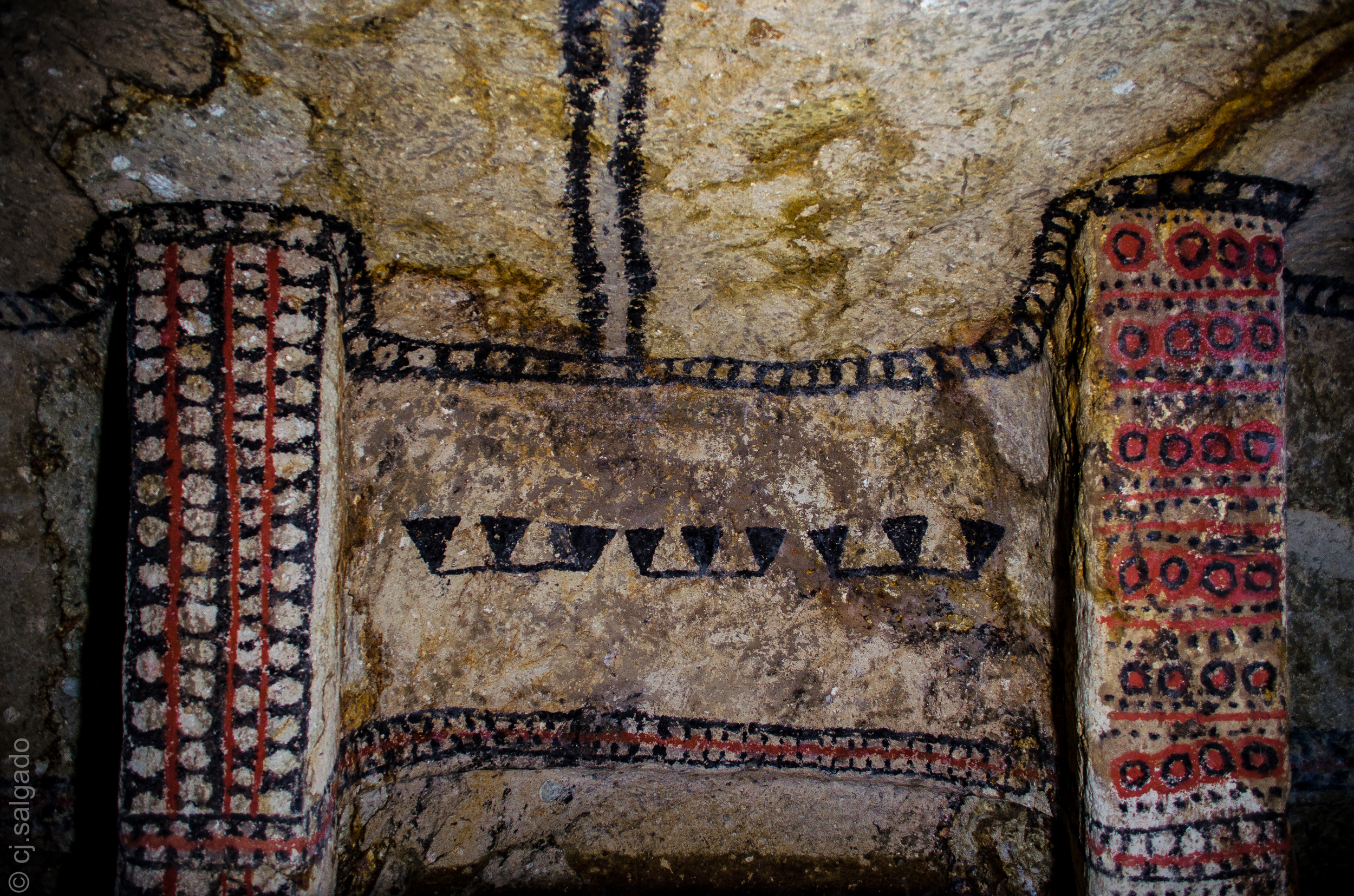  Patrimonio de la UNESCO, en Tierradentro encontramos tumbas que se estiman que fueron construidas entre 2000 a.c. hasta 900 d.c. por la cultura Nasa. De hasta 6 metros de profundidad, talladas en roca y decoradas con talles y frescos en las paredes.