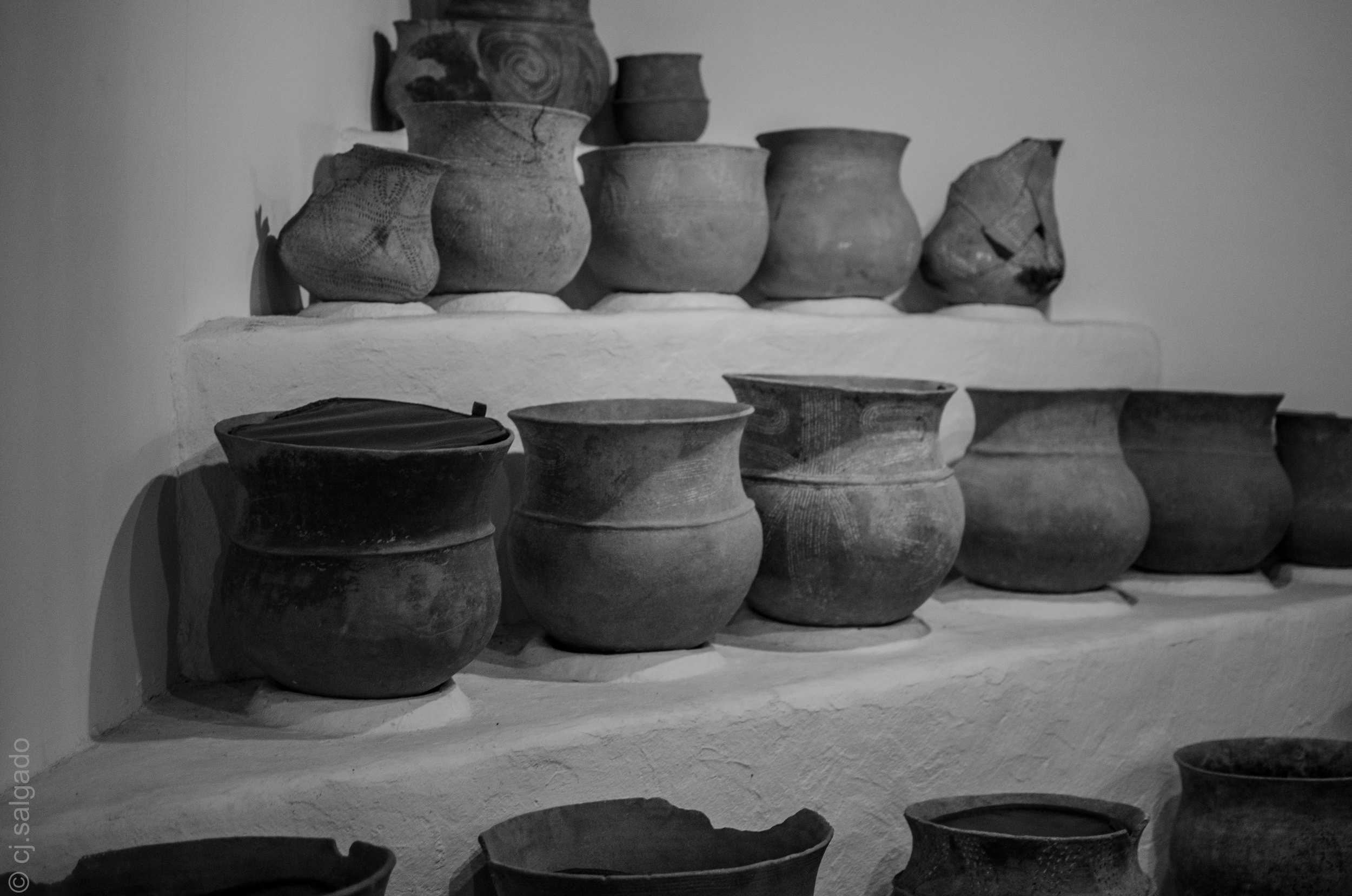  Vasijas encontradas en entierros primarios.  Patrimonio de la UNESCO, en Tierradentro encontramos tumbas que se estiman que fueron construidas entre 2000 a.c. hasta 900 d.c. por la cultura Nasa. De hasta 6 metros de profundidad, talladas en roca y d