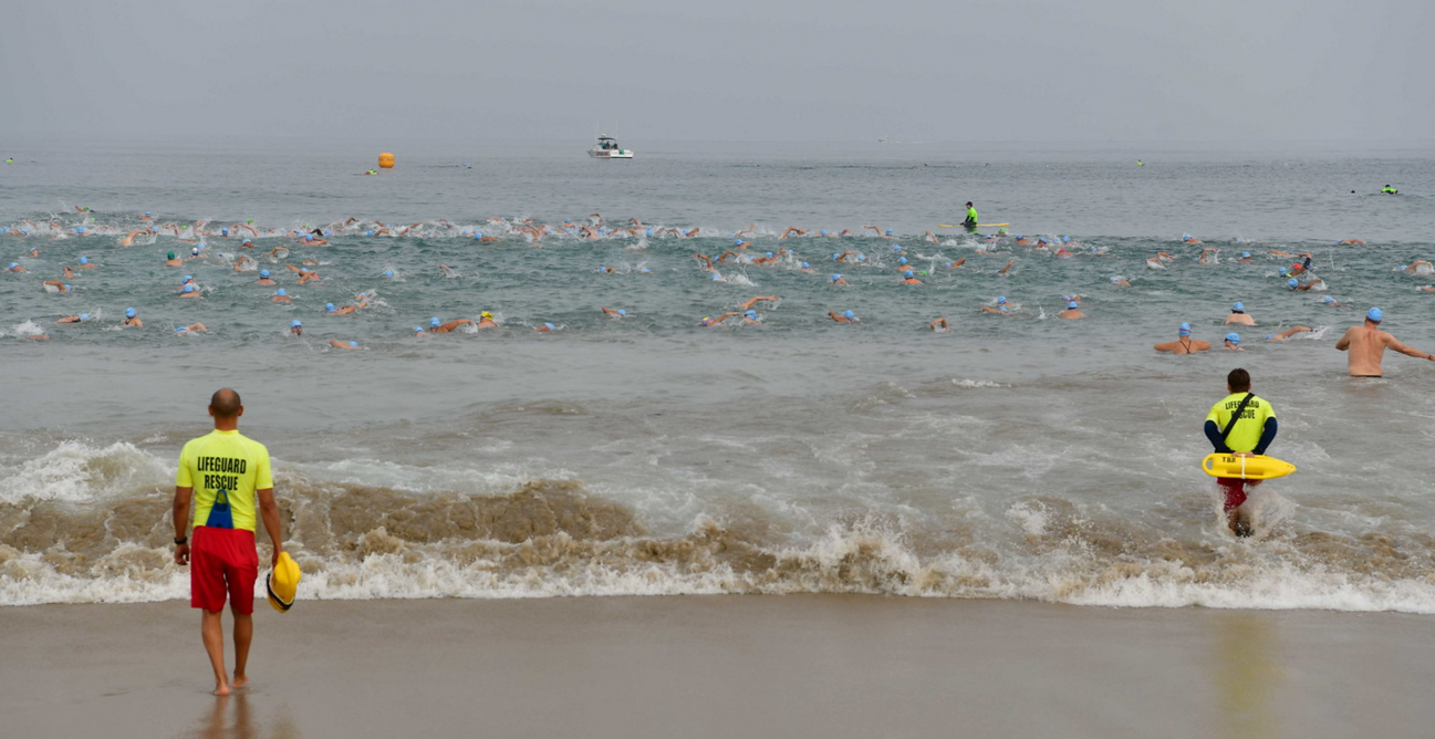 Swim The Avenues non-wetsuit mile distance race start. Photo credit goes to Kim D. West photography.