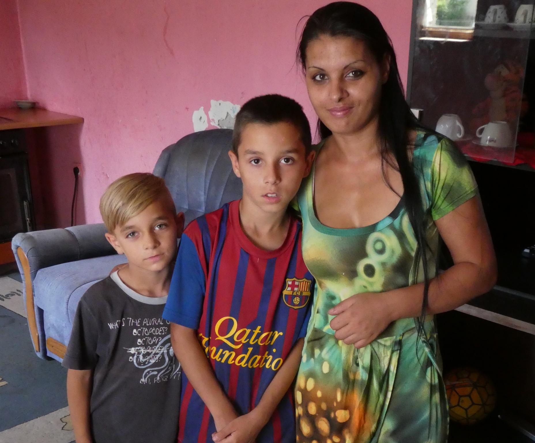 Two Roma kids with their mom.