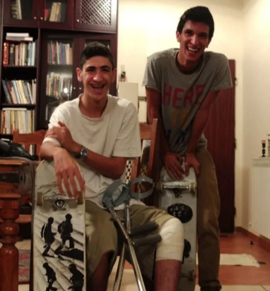 The pair chill out whilst waiting for Aram's leg to heal. 2014
