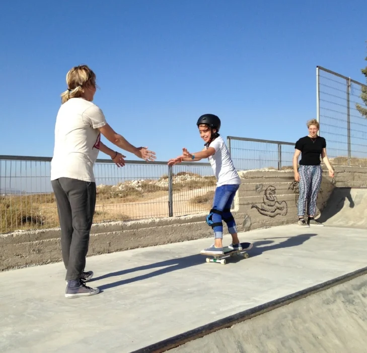 Teamwork is the dreamwork! Bella & Kristi help Lydia on the quarterpipe. 