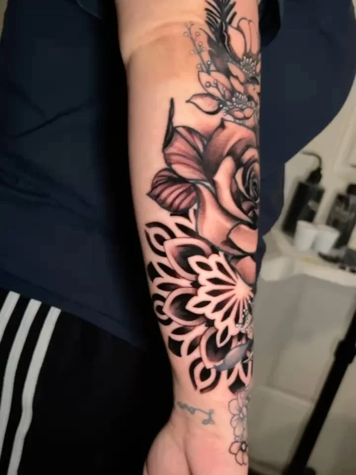 @thaddcurry just finished this stunning quarter sleeve of flowers and a mandala! You won't want to miss out on his incredible art! Swing by and let him hook you up with some serious ink! He's booking for the rest of the year, so don't wait!

#sctatto