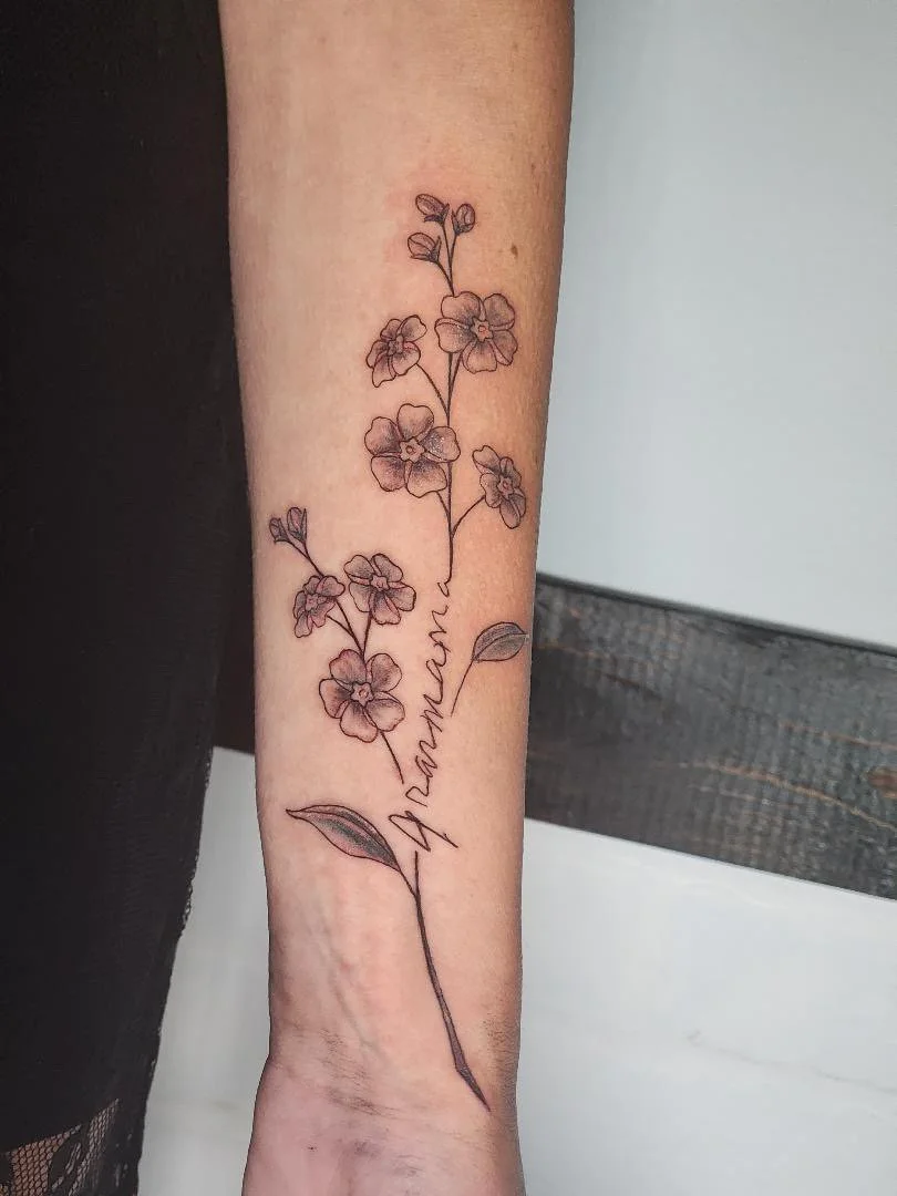 Fine-line floral tattoo by Rey