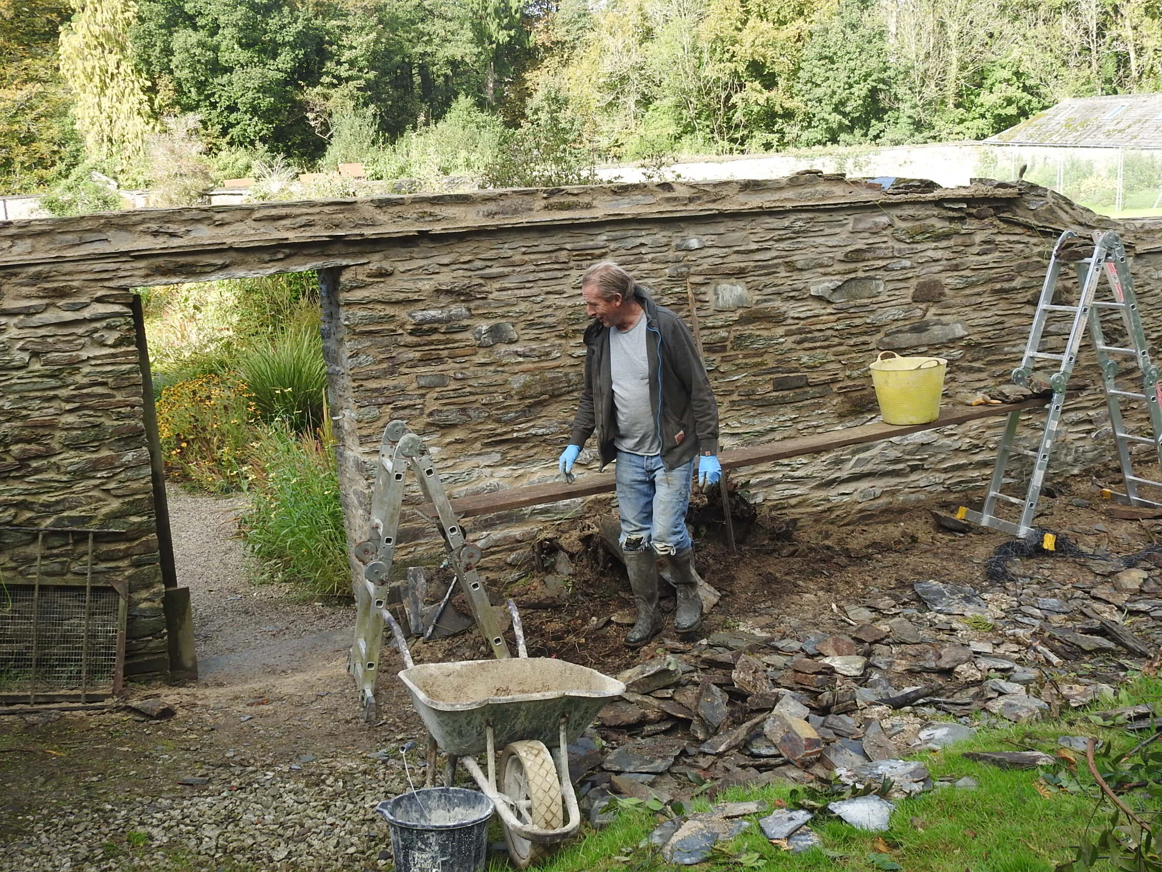 Dave Brown of D B Stonewalling rebuilding a section of wall  (7 October 2020)
