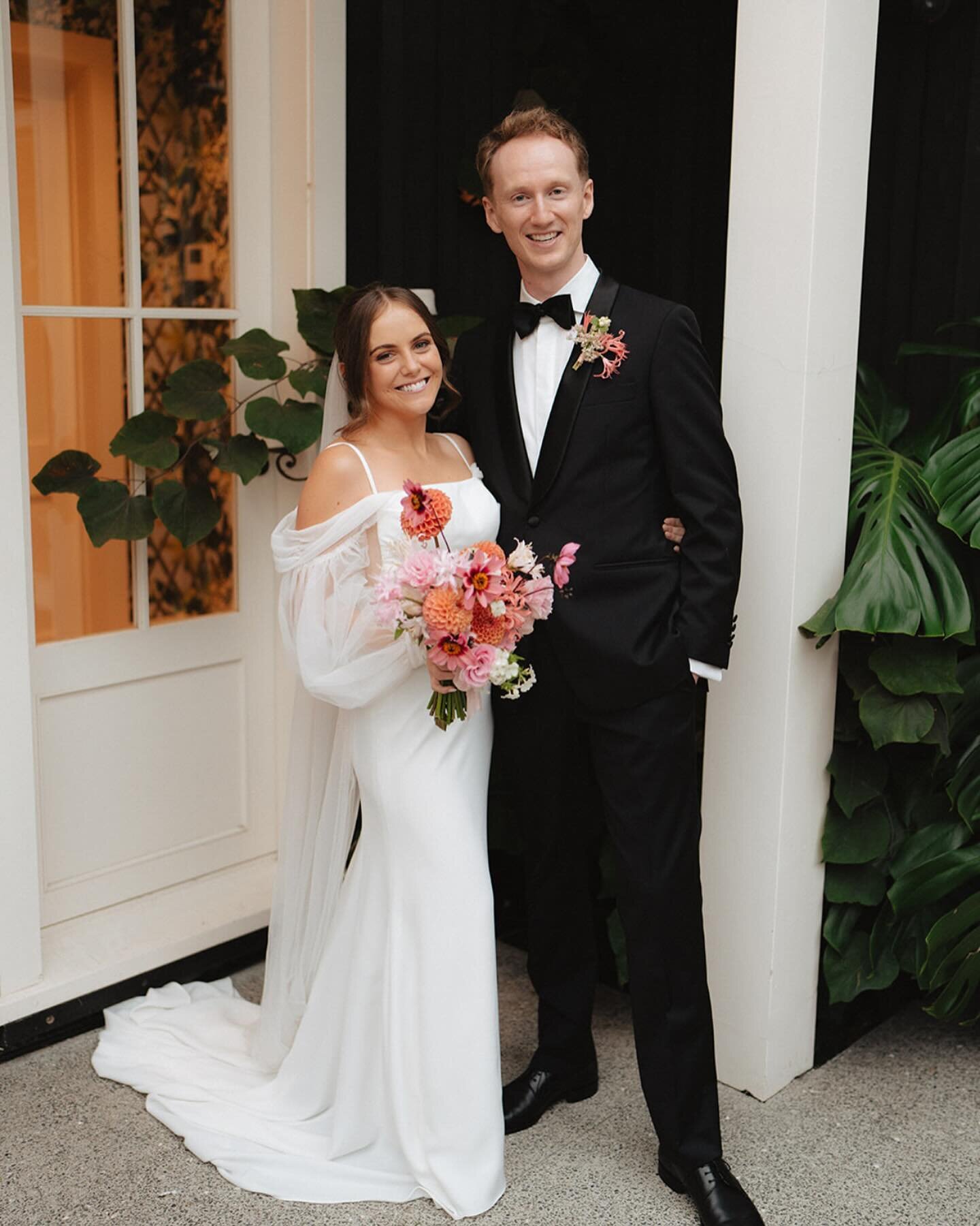 15.03.24 🤍 A special day for Britt &amp; David on Waiheke, it was an honour to do Britt&rsquo;s wedding makeup. 

Makeup @danifroudemakeup 
Hair @thepeach_club
Photos @jonathansuckling