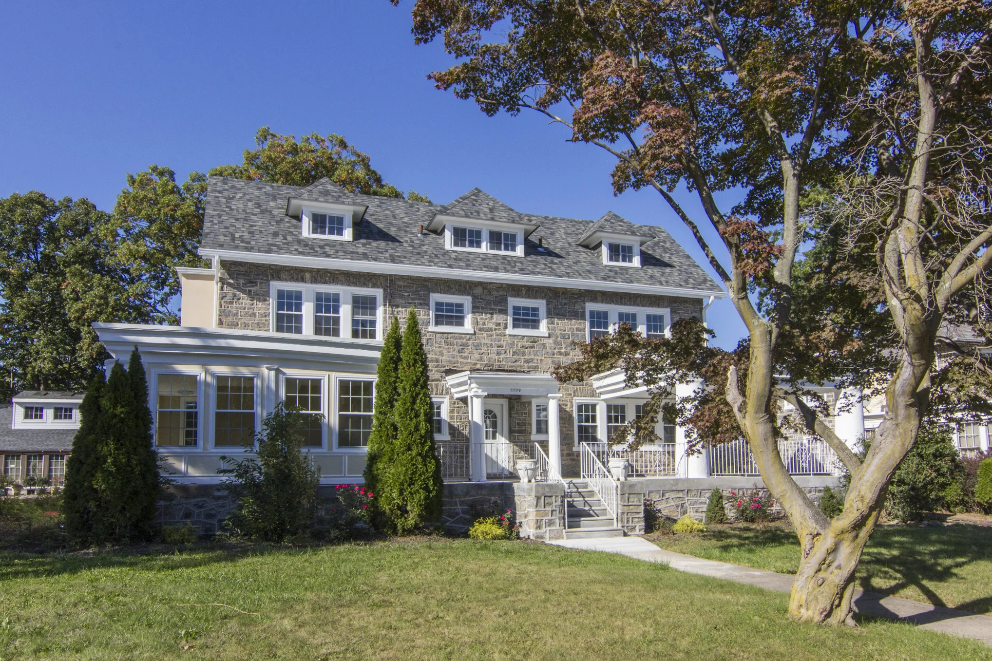5829 Woodbine Ave_3.jpg