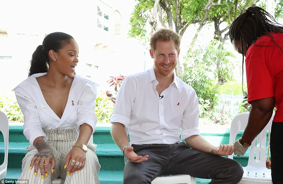 3AEE61C500000578-3990738-The_singer_watches_as_the_royal_has_his_blood_taken_for_the_HIV_-a-41_1480609158108.jpg