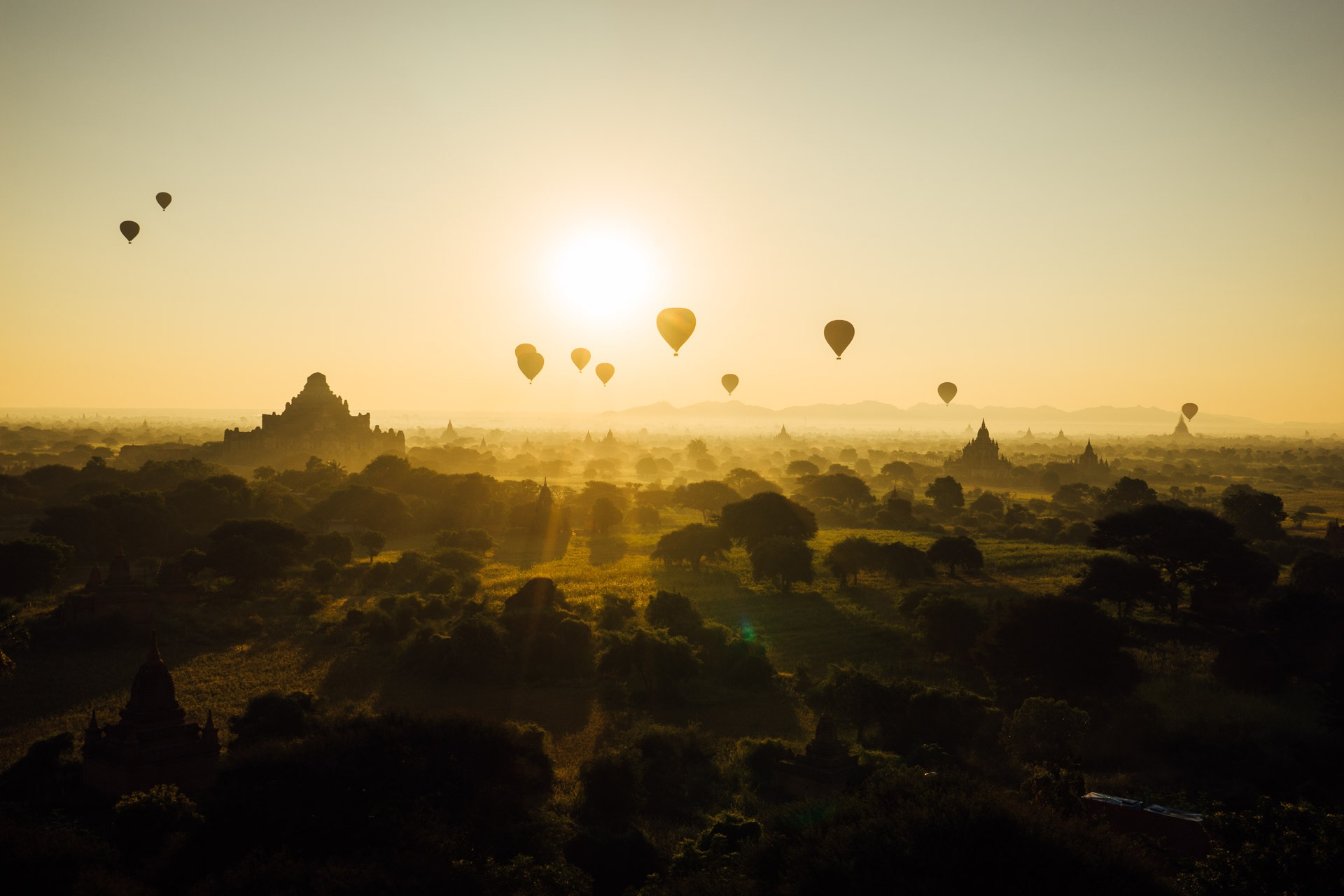 Bagan hot air ballon temple.jpg