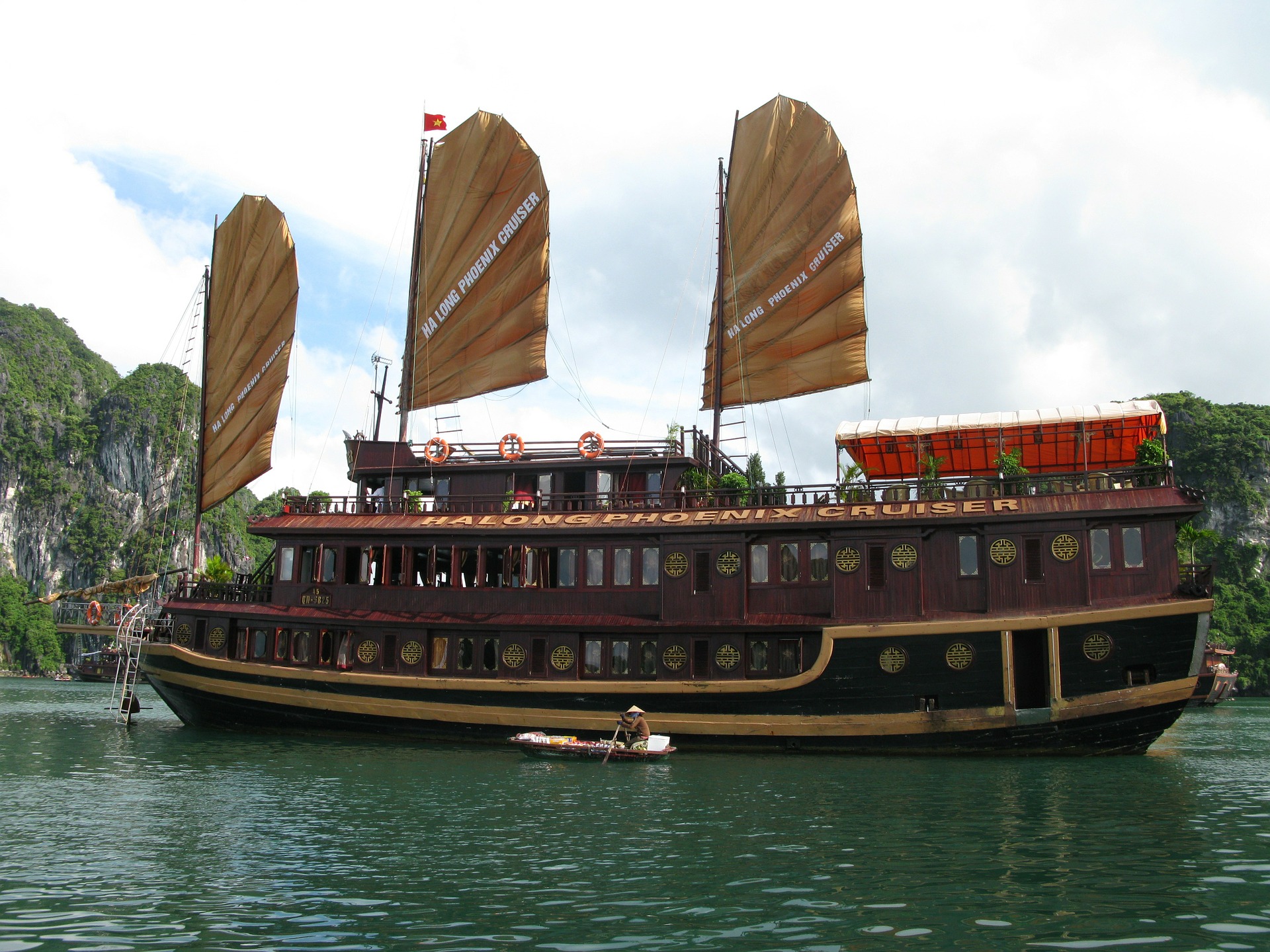 ha-long-bay-85675_1920.jpg