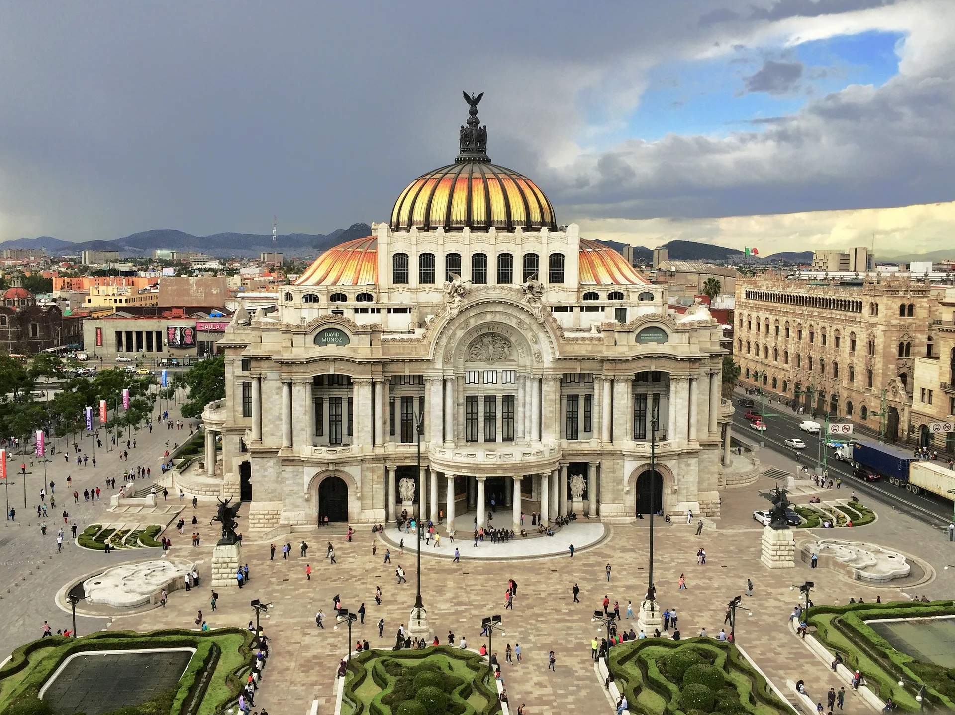 palace-of-fine-arts-3388659_1920.jpg