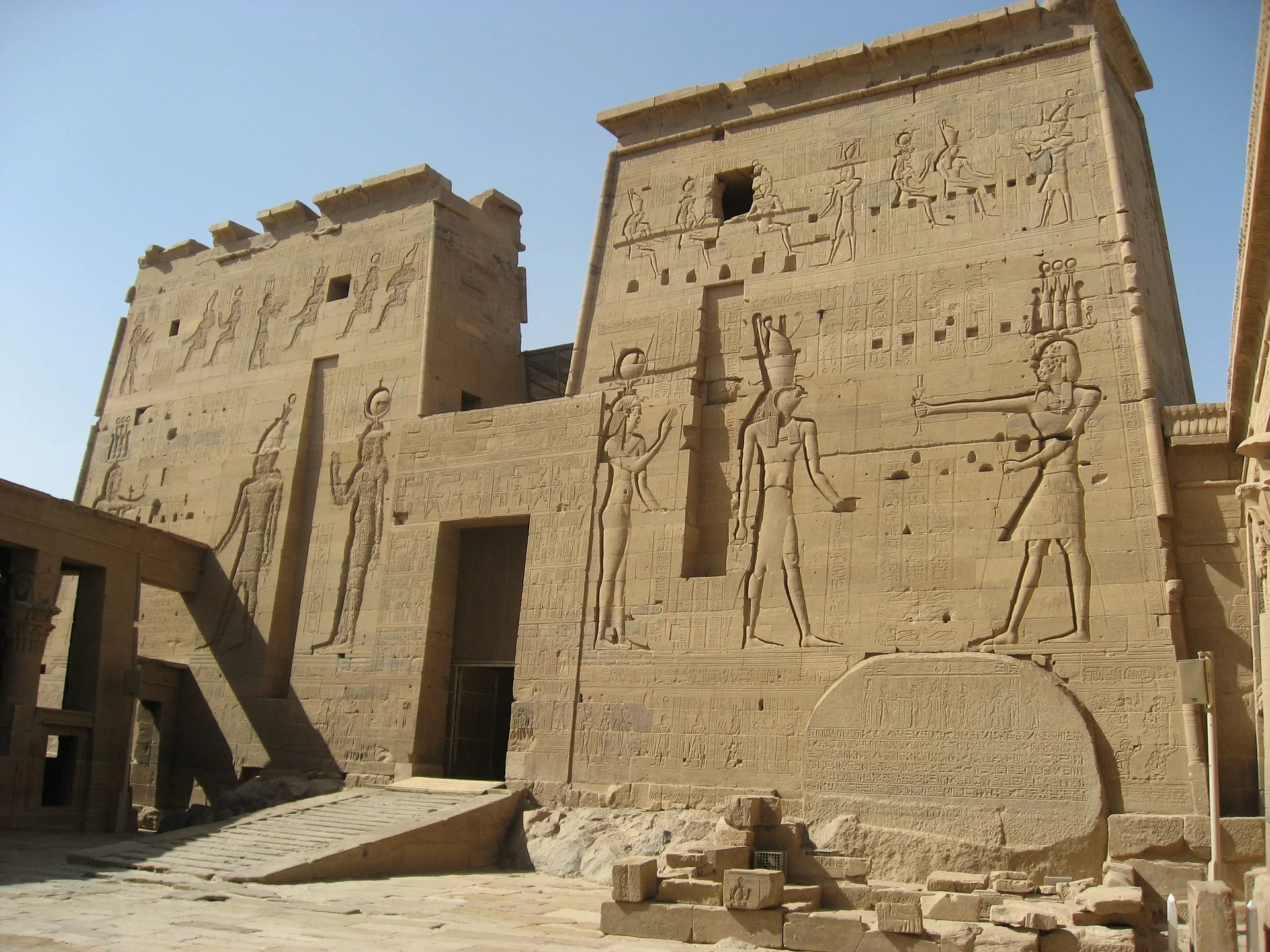 temple-of-isis-1343591_1920.jpg