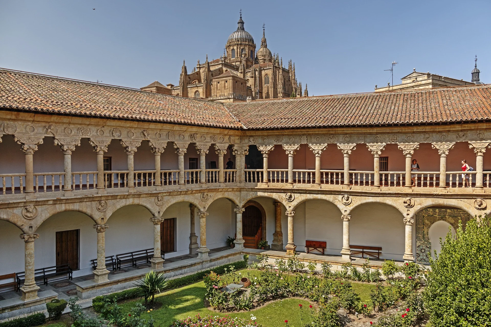 cloister-of-las-duenas-3684449_1920.jpg
