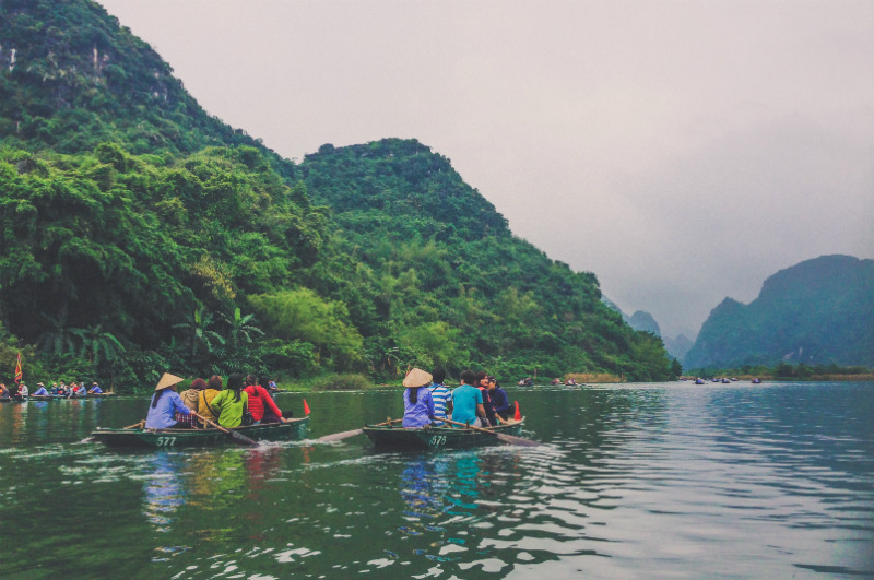 vietnam-cultural-adventure-halong-bay-pirogues.jpg