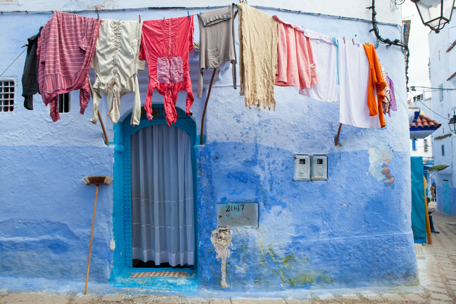 aparna-levine-morocco-workshop-chefchaouen-clothesline.jpg