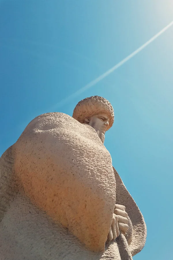 turkmenistan-bizarre-country-monument.jpg