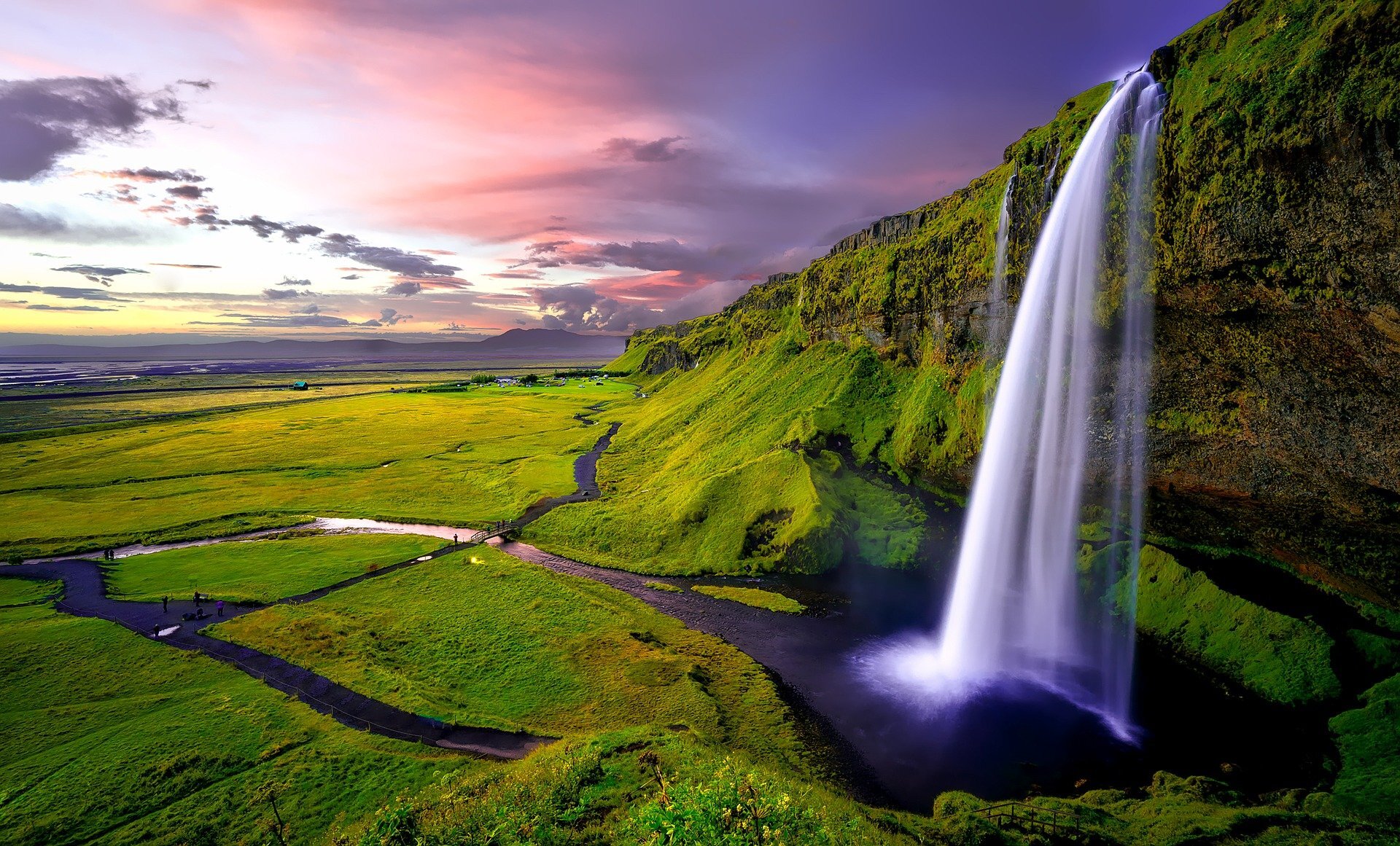 seljalandsfoss-1751463_1920.jpg