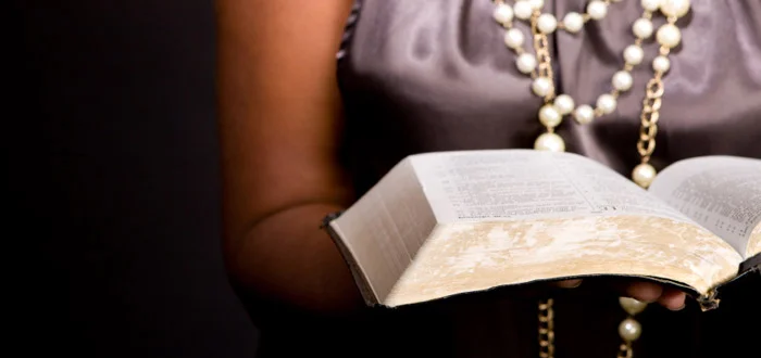 Bible-lady-700x330px.jpg