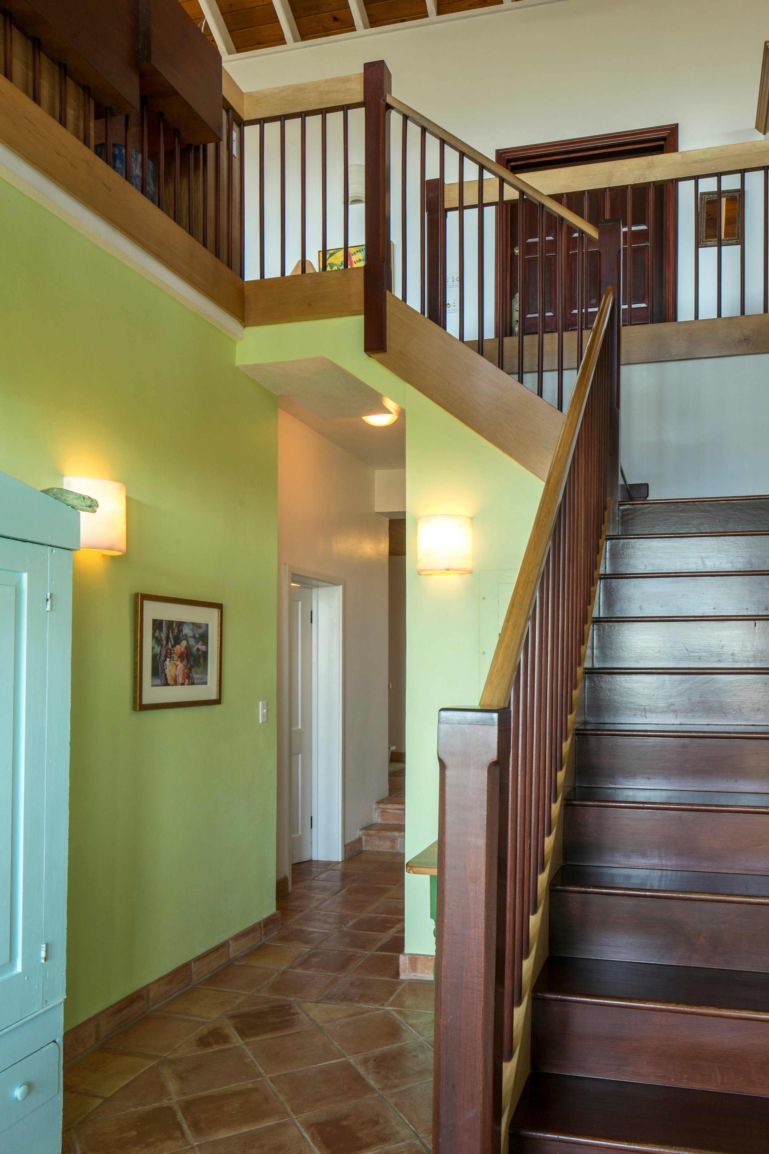 drakesview_down-stairs-hall-5D4D5677.jpg