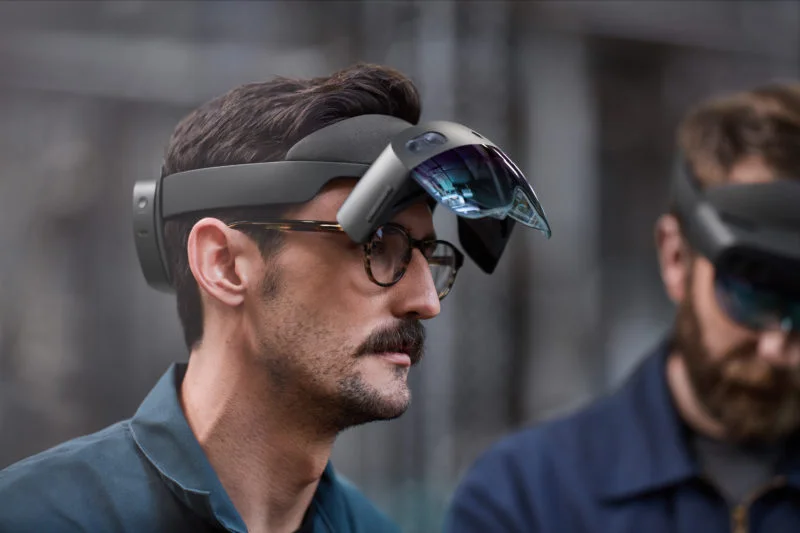 HoloLens2_VisorFLip_Lifestyle-5c72ed77bc19c-800x533.jpg