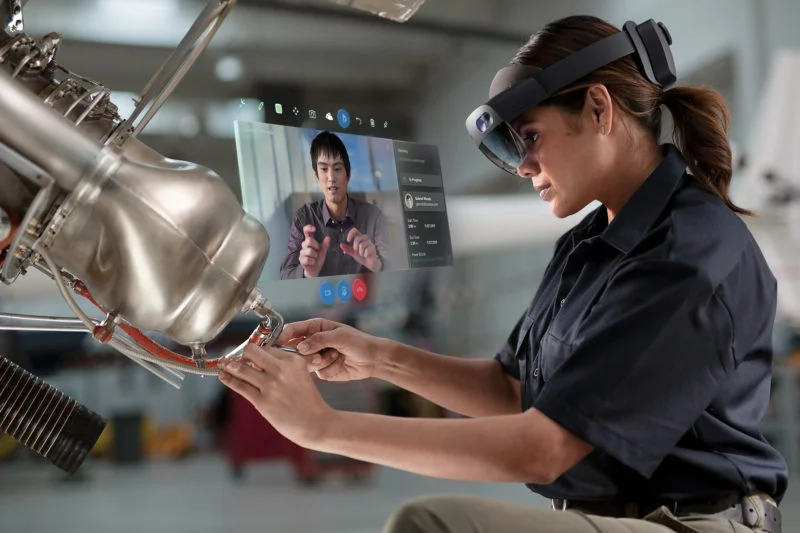 HoloLens2_RemoteAssist_woman-800x533.jpg