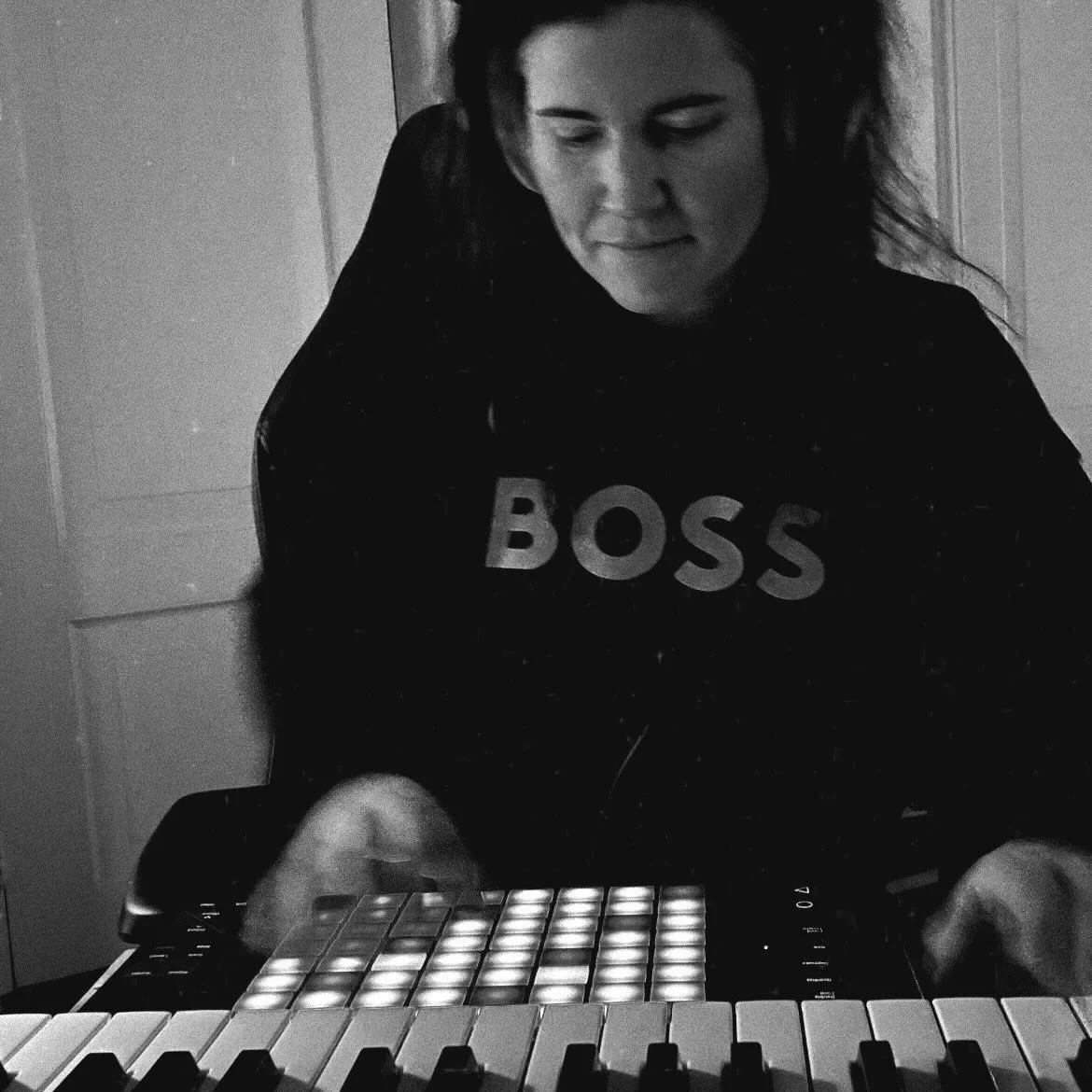 Loops and repeating patterns are my sanctuary.

The steady rhythm holds my nervous system like nothing else &ndash; pure peace in predictability.

I keep it minimal: just a few instruments. Each one gets to breathe, pop, and carry its raw feeling on 