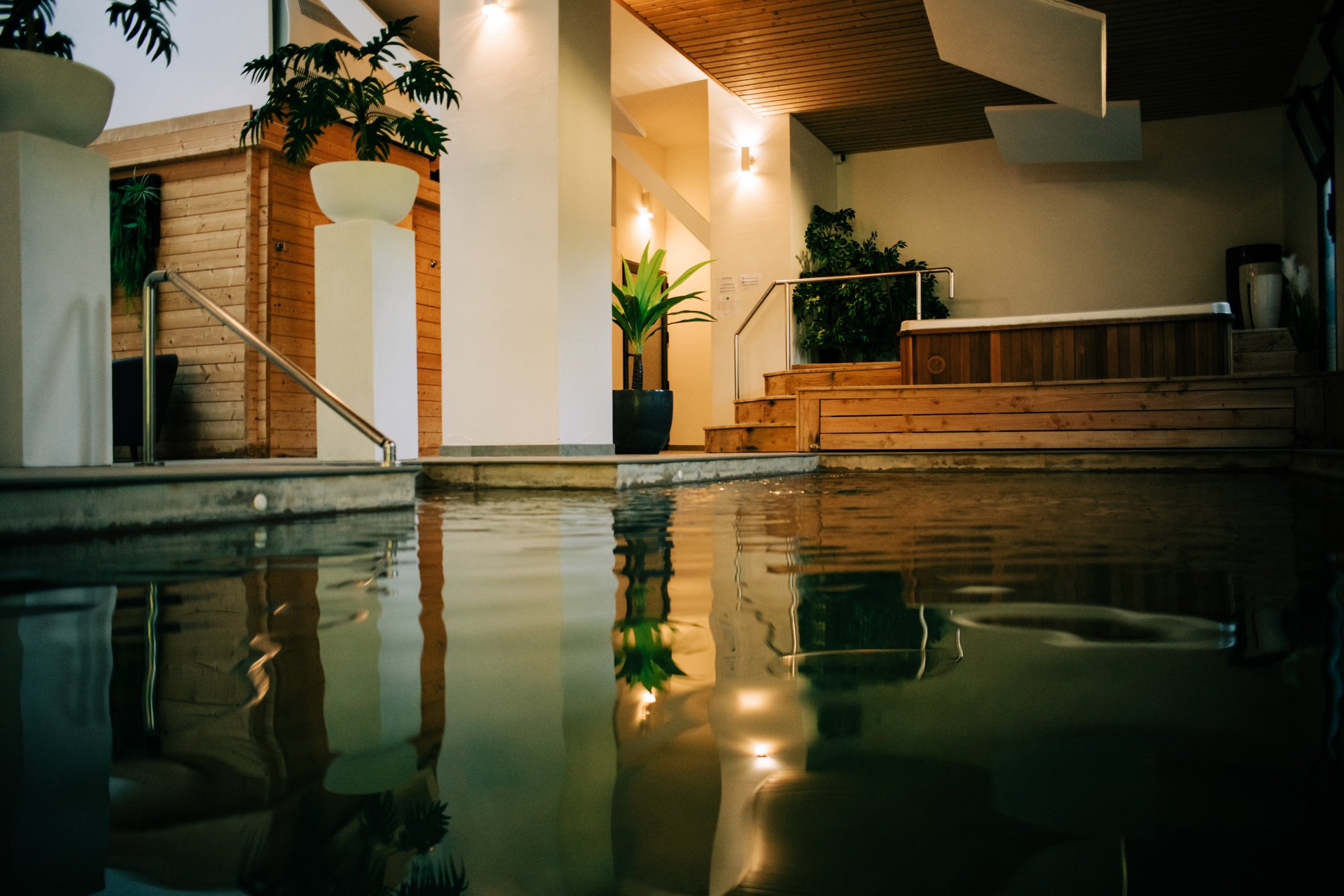 piscine intérieur d'un spa avec reflets dans l'eau