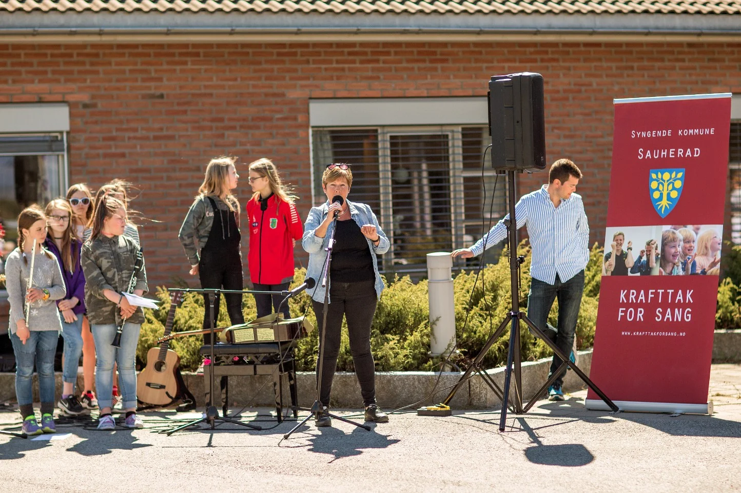 Initiativtakar Jorid Vale var også forsongar under allsangen på Bygdeheimen i Sauherad.