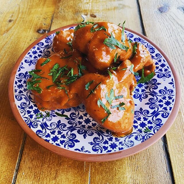 Prepare to have your mind blown from tonight. TRICKIN NUGGETS (thanks for the name Gareth). Totally plant based but you won&rsquo;t believe they&rsquo;re not chicken. Served with the sauce of your choice. We&rsquo;ve opted for Buffhello here but we&r