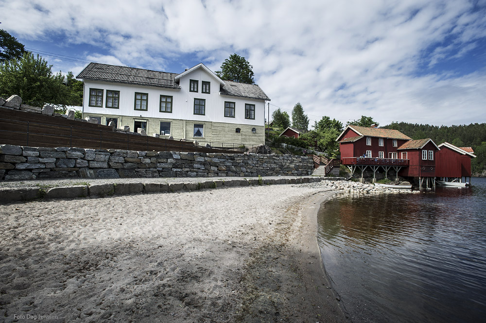   Badestranda, Buene, nye steinmurar og sittetrapper og Landhandelen. Foto: Dag Jensen.  
