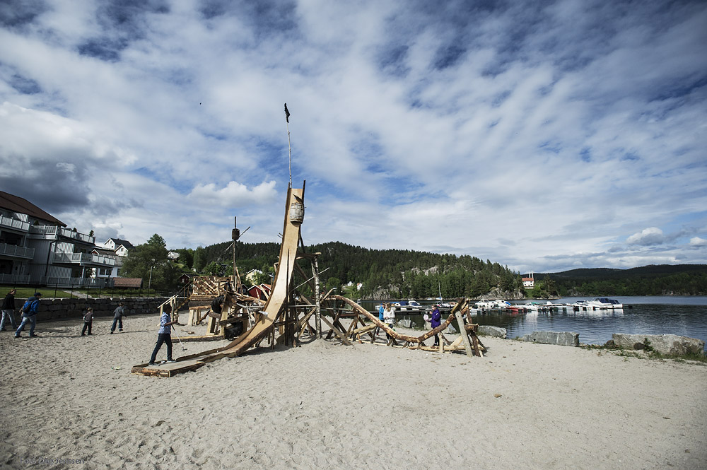   Sisyfoss minigolfklubb har bygd ein fantastisk minigolfbane av materialar og ting som kom rekande. Aktivitetsflata mot vatnet har fått aktivitet! Foto: Dag Jensen  