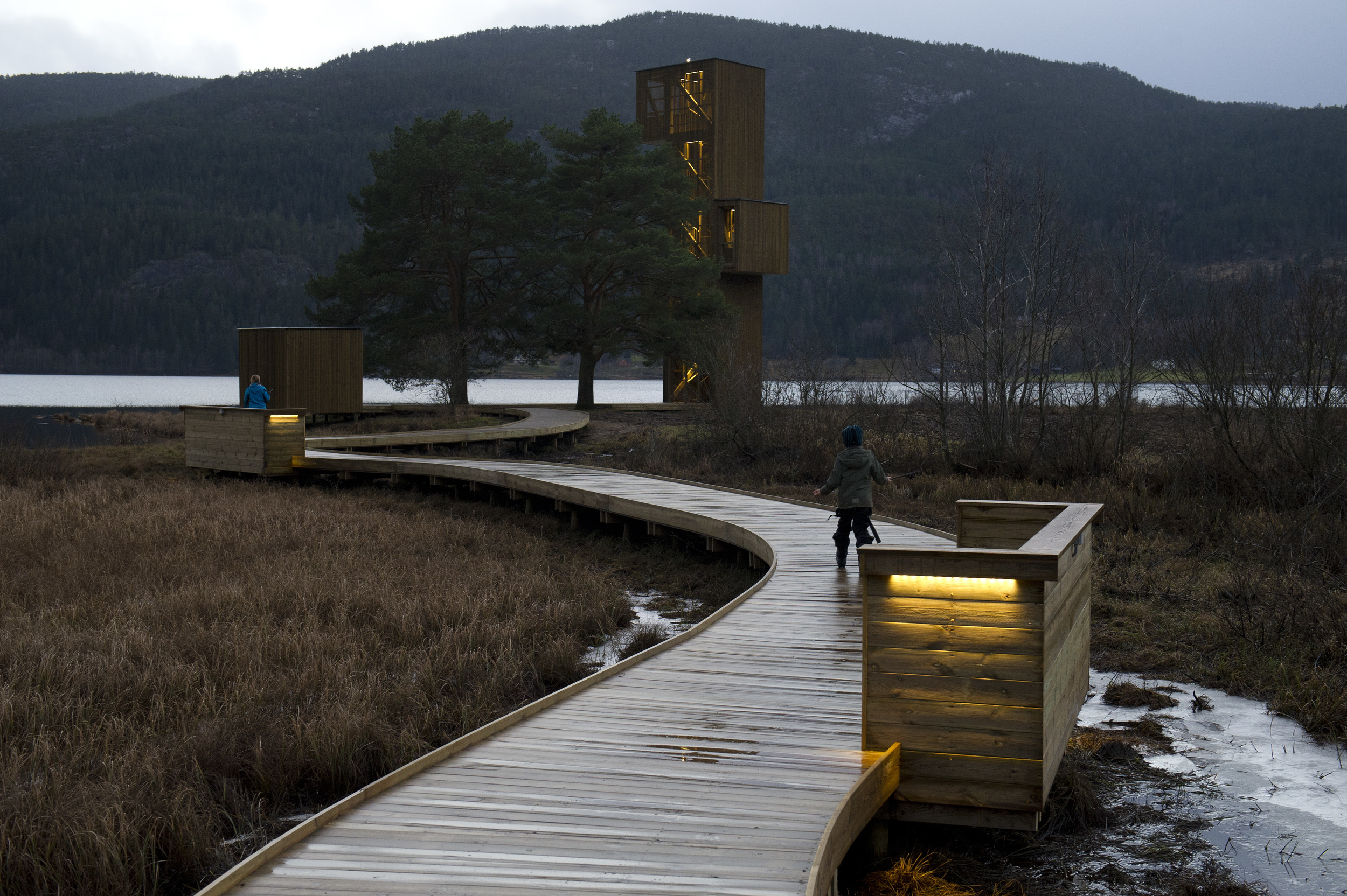   Den svinga gangbrygga fram mot Tårnet. Landskapsarkitekt Feste Grenland. Foto: Dag Jensen  