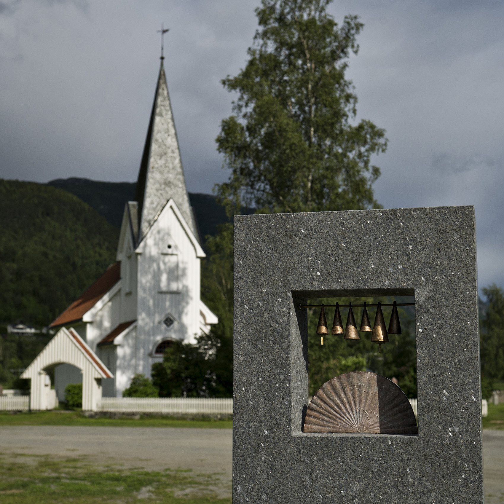   Kikkeskåp Ljose-Signe i Bindingsnuten ved Flatdal kyrkje - kunstnar Kristine Brodersen. Foto: Dag Jensen  