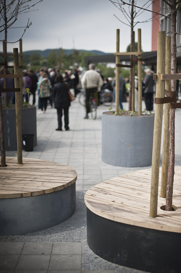   Plantekasser og sitteflater i stål og tre (foto Dag Jenssen)  