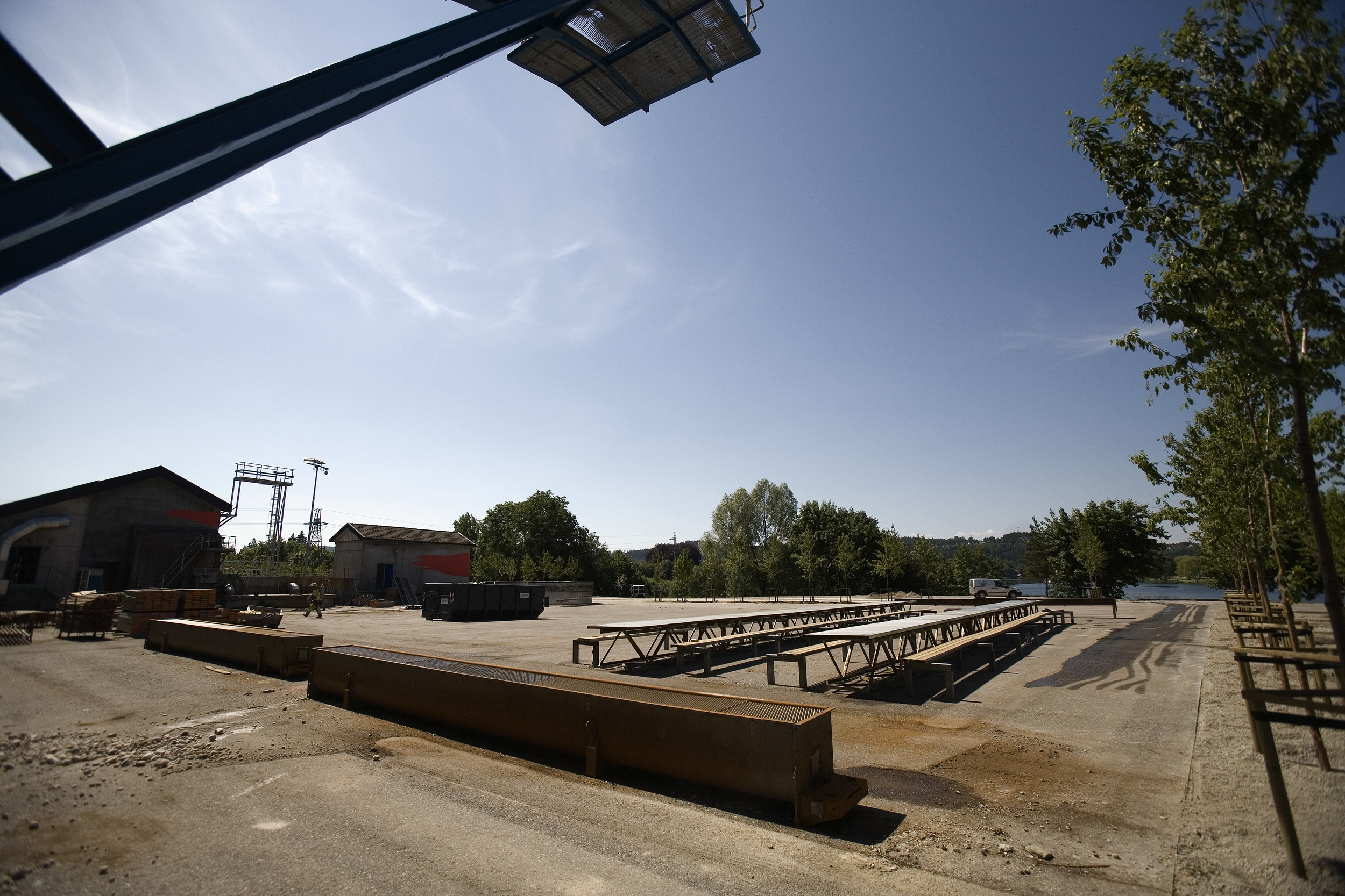   Gjenbruk av industrielementer; griller, bord og benker (foto Dag Jenssen)  