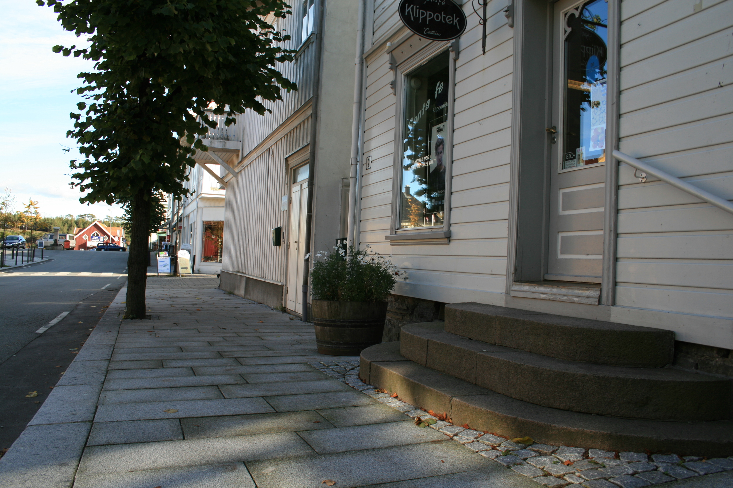   Fortauene er enkle, solide og kler småbyen Langesund  