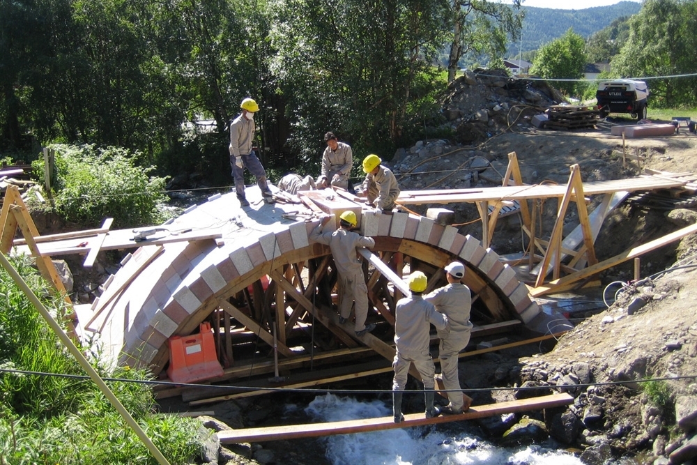   Vennskapsbrua under arbeid.  